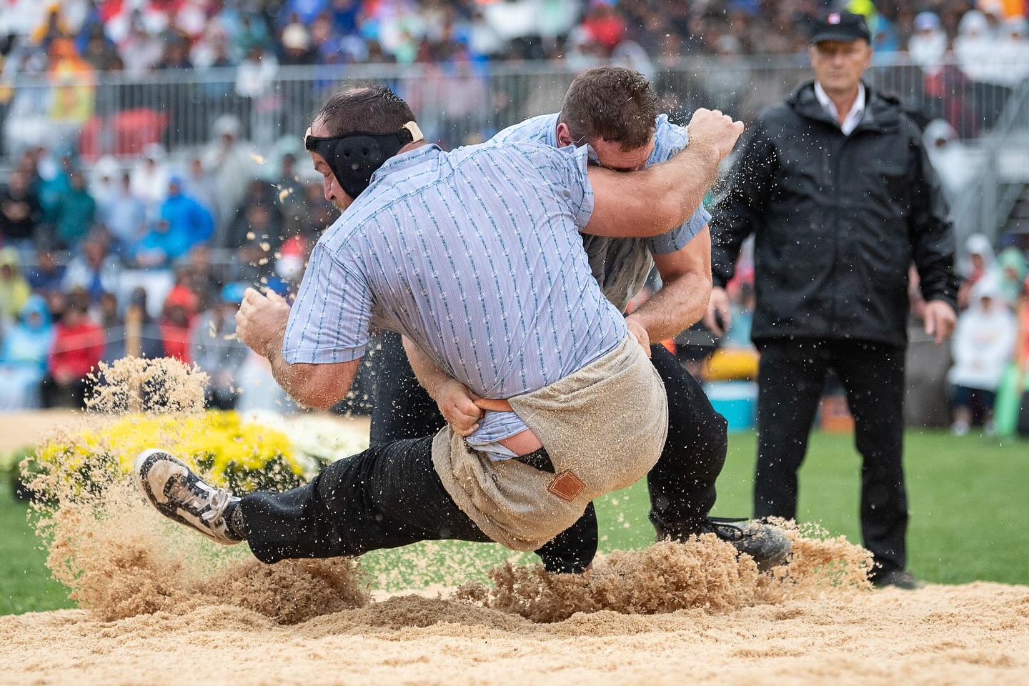 Die Spitzenpaarungen sind da! Der dreifache Eidgenosse Armon Orlik trifft am Samstagmorgen zum Auftakt des @esaf2025 auf den Emmentaler Matthias Aeschbacher. Zum letzten Mal trafen die beiden vor einem Jahr am EJSF in Appenzell aufeinander (Bild), das Duell im vierten Gang endete gestellt. Am Nordostschweizer 2024 in Meilen gewann Armon das vorletzte Direktduell gegen den diesjährigen Schwarzsee-Sieger. Insgesamt kommt’s am Samstag zum siebten Mal zu dieser Paarung. Spannung garantiert!
📸: Lorenz Reifler
#Schwingen #Tradition #Graubünden #ESAF #Mollis #Glarus
