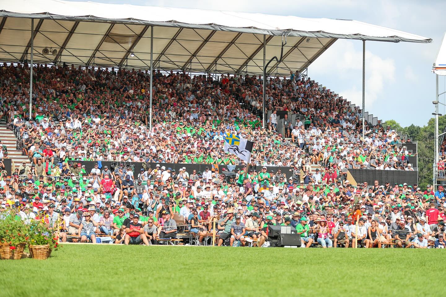 Nun wurden auch die weiteren Paarungen des 1. Ganges eingeteilt. Die Bündner starten am Samstagmorgen wie folgt:
Lötscher Niklas * - Bucher Roman * (ISV)
Jörger Marc * - Grossen John * (BKSV)
Müller Josias ** - Schärz Fabian ** (BKSV)
Biäsch Christian ** - Gnägi Florian *** (BKSV)
Wie bereits seit Mittwoch bekannt, eröffnet Armon Orlik sein Pensum gegen Matthias Aeschbacher (BKSV).
Genug der Analysen und Vorschauen, es kann losgehen. Wir wünschen Euch allen ein wunderbares ESAF – sei es in der Glarnerland-Arena, daheim oder wo auch immer ihr das Fest verfolgt – und danken bereits im Vorfeld für die spürbar grosse Unterstützung.
Auf den Kanälen der Somedia und zwischendurch auch bei uns bleibt ihr laufend über das Abschneiden unseres Quintetts informiert.
📸: Erwin Keller (ESAF 2022)
#Schwingen #Tradition #Graubünden #ESAF #Mollis #Glarus