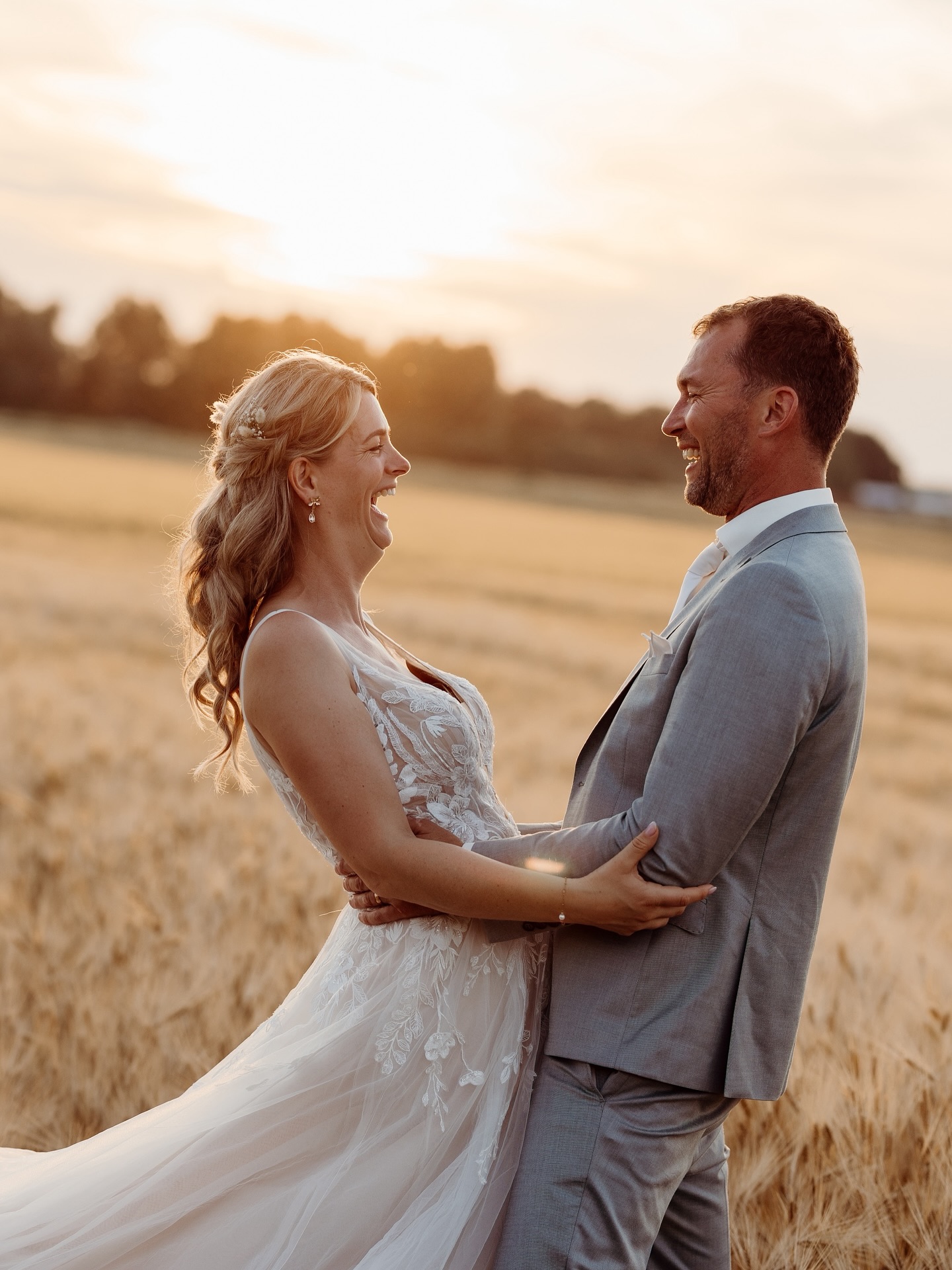 Tijdens het ontwerpen van een aantal trouwalbums deze week kwam ik deze geweldig sunset shoot tegen op de bruiloft van Marijn&Erik.๐ Ik had het gerstveld โs ochtends al gespot en zag ook dat de zon daar perfect onder zou gaan. Tijdens het feest nam ik ze even mee voor tien minuten (jawel, gewoon op de slippers) en maakte we deze onwijs gave beelden als afsluiting!๐ฅ
#byemilyvisser #trouweninnoordholland #trouweninnederland #sunsets_captures #sunsetshots #trouwenin2026 #weddingday