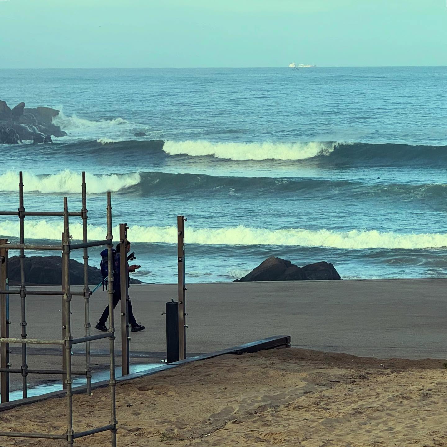 Club(e) quorum! Waves! Coffee! We managed to make back-to-school quorum to sweep up a few tasty leftovers from the Erin storm system last week. Nothing like a September welcome back session at the home break when there’s a late summer swell like this passing through! Assorted rides included 6’8 Panacea trifin , 7’6 Panacea 2+1, 8’6 Anomaly and a 9’6 The Pig!
#surfclub #surfboardclub #oportosurfboardclub #surfingwithfriendsisbetter #surfingwithfriends #surfporto #surfboard #joshhallsurfboards #wavegliders #arenalsurfboards #surfboardfins #trueamesfins #bamboofins #101fins #dawnpatrol