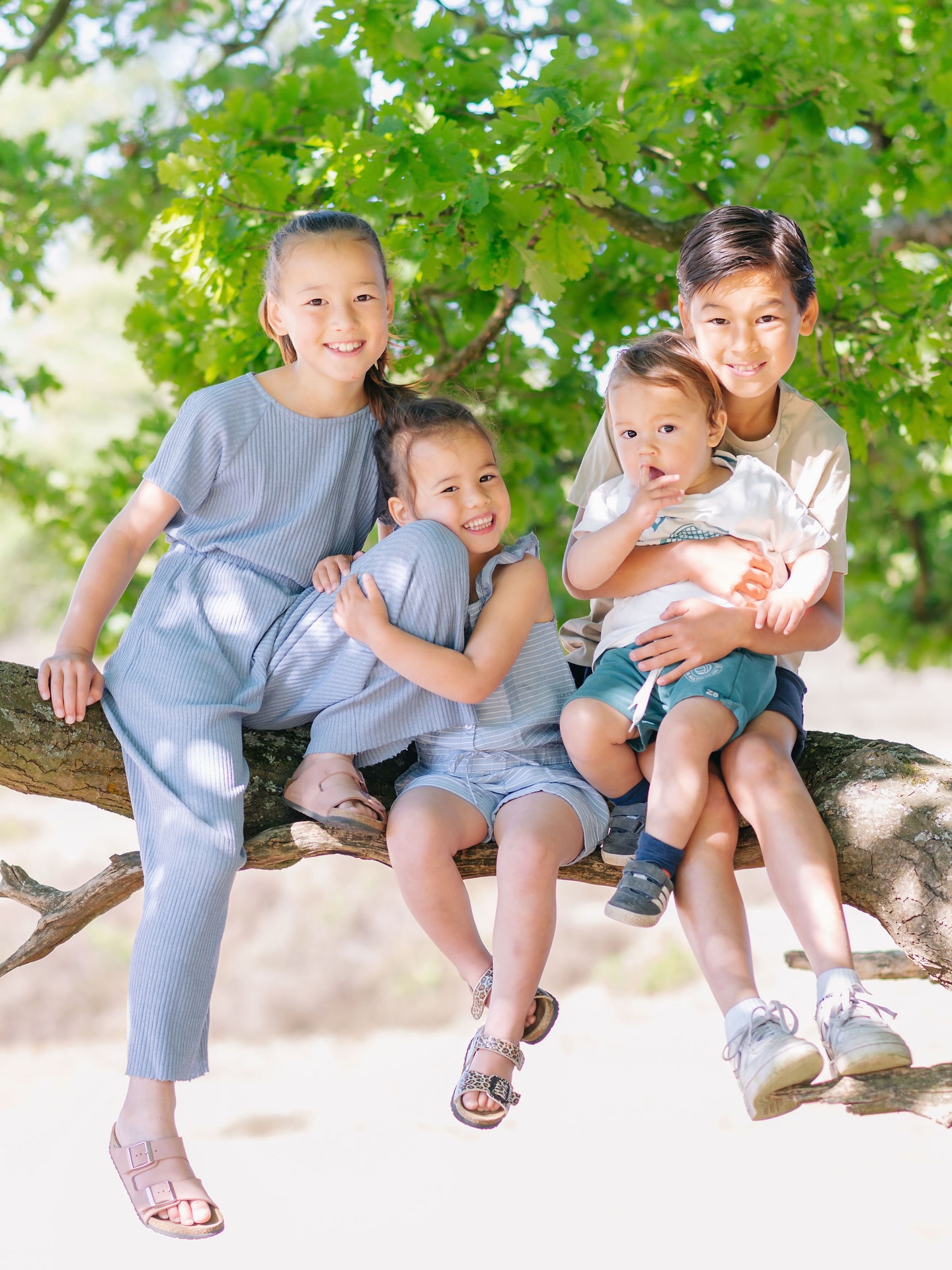 De hei kleurt mooi paars en de bomen hebben nog gekleurd blad, het najaar is dé tijd om nog een familieshoot te doen! En omdat ik er zin in heb, plan ik meerdere minishoot dagen in:
• zaterdag 20 september
• zondag 21 september
• zondag 28 september
• zaterdag 4 oktober
• zondag 5 oktober
Op verzoek ook avond shoots mogelijk tijdens ‘golden hour’. Pb voor info.
Wat houdt het in? 30 minuten shooten op de hei tussen Hilversum en Laren, tenminste 15 prachtige foto’s te downloaden in hoge resolutie vanuit een mooie online gallery, en heel veel lol! € 185,- incl btw.
Beperkt aantal plekken beschikbaar. Meedoen? Stuur me een berichtje!
• #familyshoot #herfstvakantie #minishoot #familieshoot #endofsummer #gooi #gooischehotspots #daniellebosschaartphotography