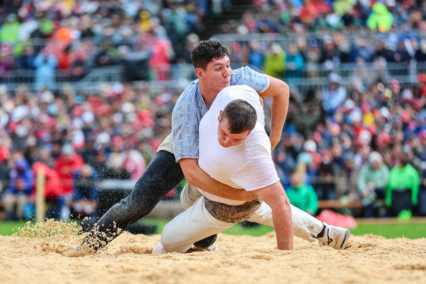 Schwingen ist immer auch Teamsport. Den drei Bündner Teilnehmern hinter den Auszeichnungsrängen - Josias Müller mit sechs, Niklas Lötscher und Marc Jörger mit je vier Gängen - gebührt ebenso Respekt und Dank für ihren Einsatz und die gegenseitige Unterstützung während den zwei denkwürdigen Tagen.
📸: Erwin Keller
#Schwingen #Tradition #Graubünden #ESAF #Mollis #Glarus