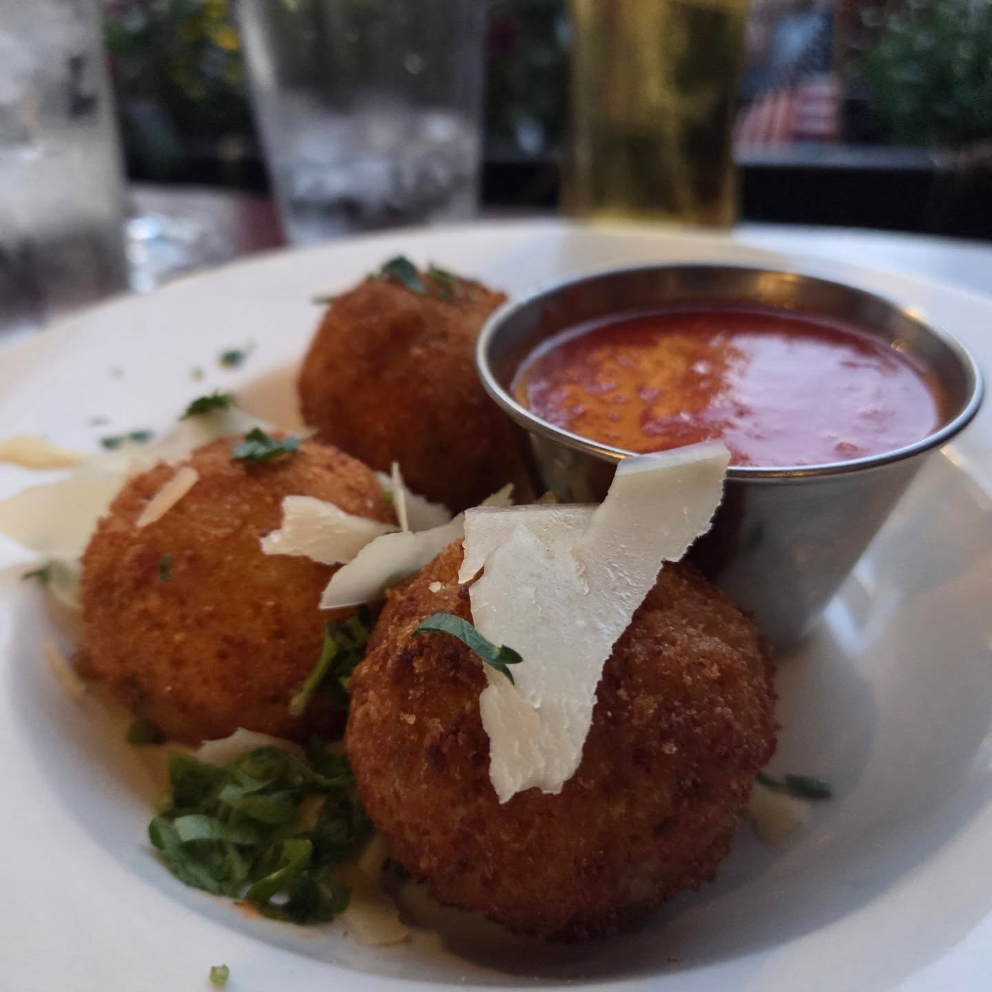 If you haven’t caught on yet, arancini is our go-to appetizer. This one is from Pappare Ristorante & Bar
#munchandmeandernewengland #boston #northend #littleitaly #italianfood #italian #arancini #foryoupage #foodphotography #rice #willtravelforfood