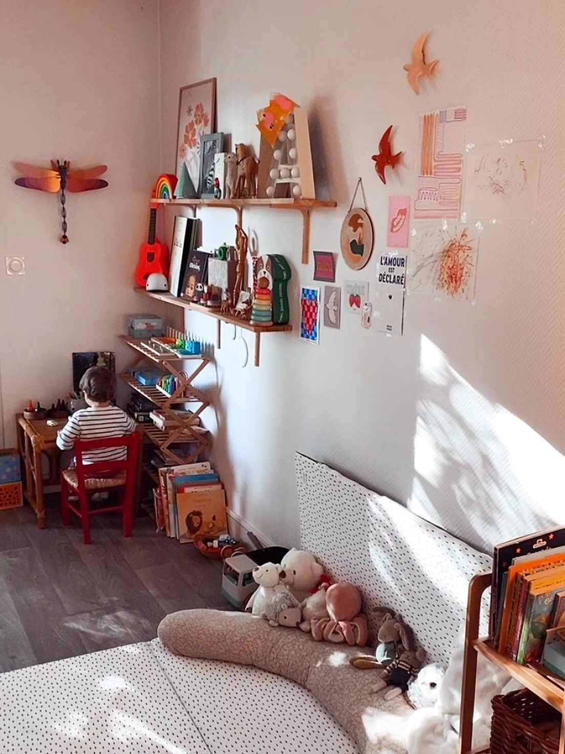 • SA PETITE CHAISE •
Cette petite chaise rouge, je l’ai achetée il y a des années en me disant qu’un jour, elle serait pour mon enfant…
Je suis toute émue quand je le vois s’y installer, y faire des dessins, dire les couleurs « OUJ (rouge), GNO (jaune), È (vert) » ou faire aller son bras de bas en haut comme pour claquer des doigts quand je mets de la musique.
Merci Antoine de faire de moi ta maman 🙏🏼