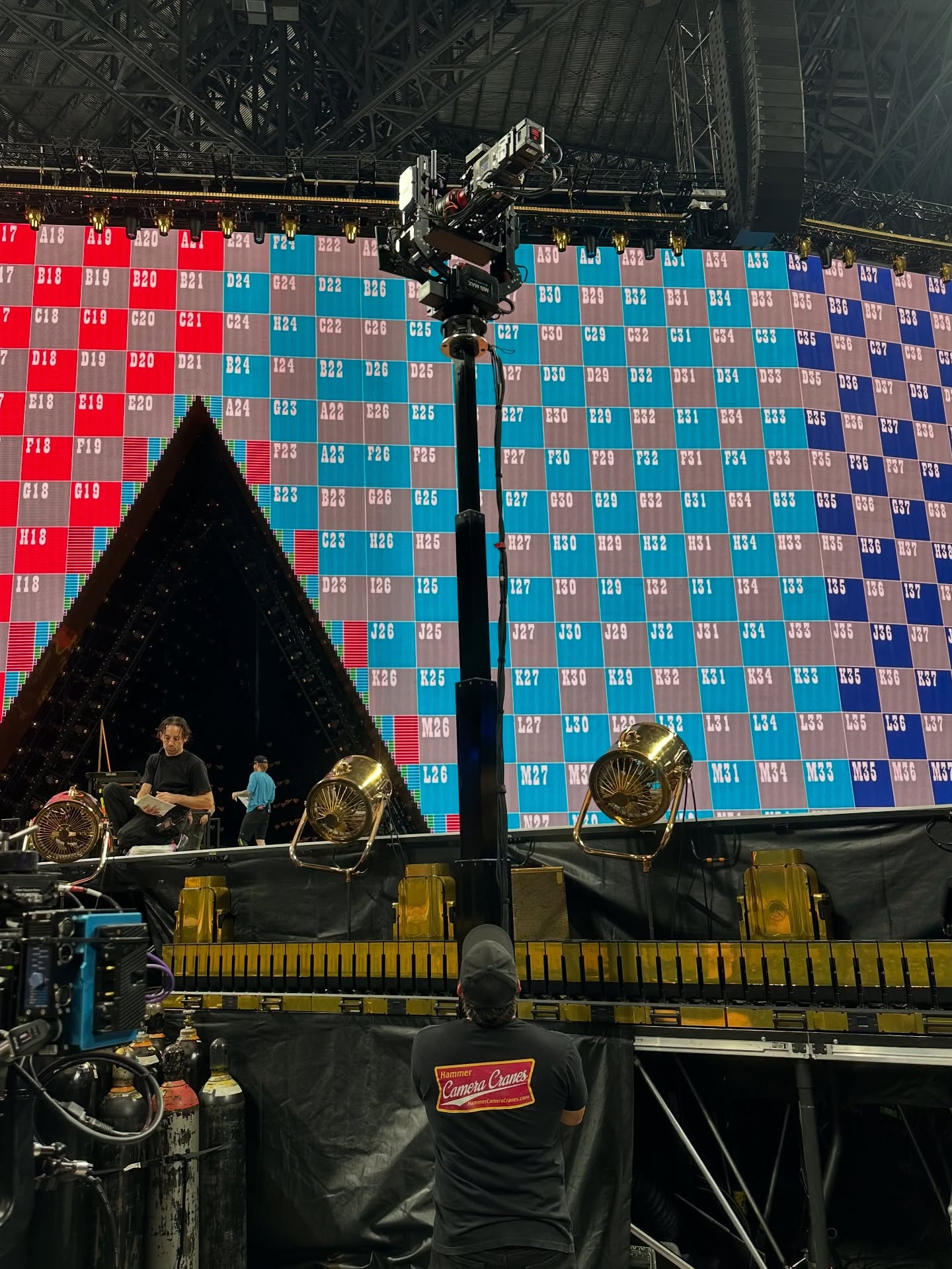 I think we need a longer lens…Beyonce tour Atlanta, GA. Thanks to @hammercameracranes and @chad.smith.96343.
.
.
.
.
.
@mat_madabouttechnology #sonyvenice #optimaultra #opertec #beyonce #beyoncetour #atlanta #tv #music #production