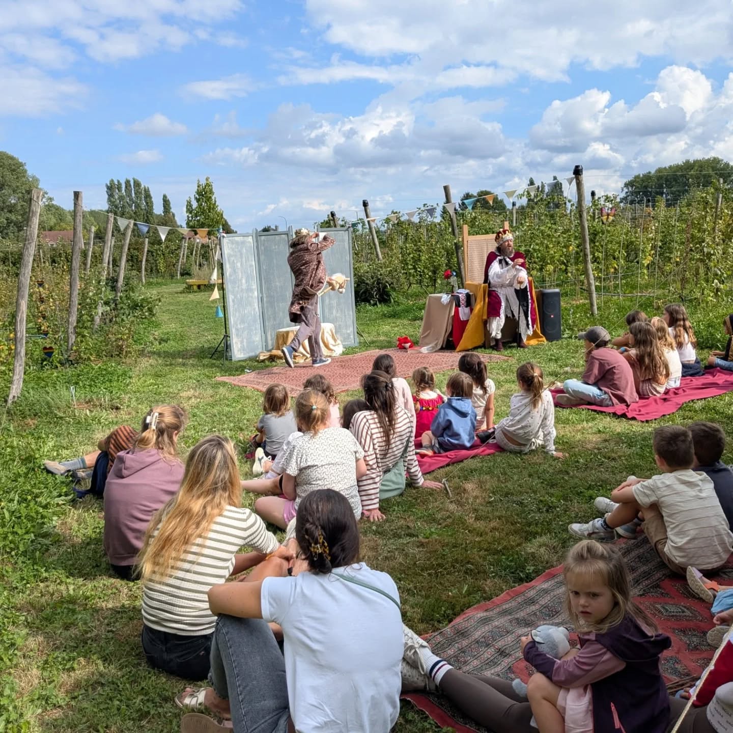 Een droom die uitkomt! π₯°
Allemaal blije gezichtjes, smullen van een fantastische voorstelling, buiten tussen de bessen, op ons veld βοΈ
Bedankt aan alle bezoekers en ratara voor de grappige voorstelling. π
π€