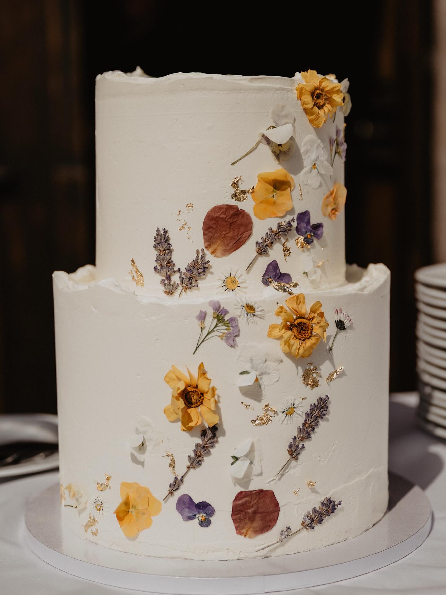 PRESSED FLOWER CAKE
@andreasbenkerphotography
@schlosshemhofen
@santiagos_kitchen
#weddingcake #heirateninfranken #hochzeitstorte #pressedflower #patisserie #konditorei #juliasitter_patisserie