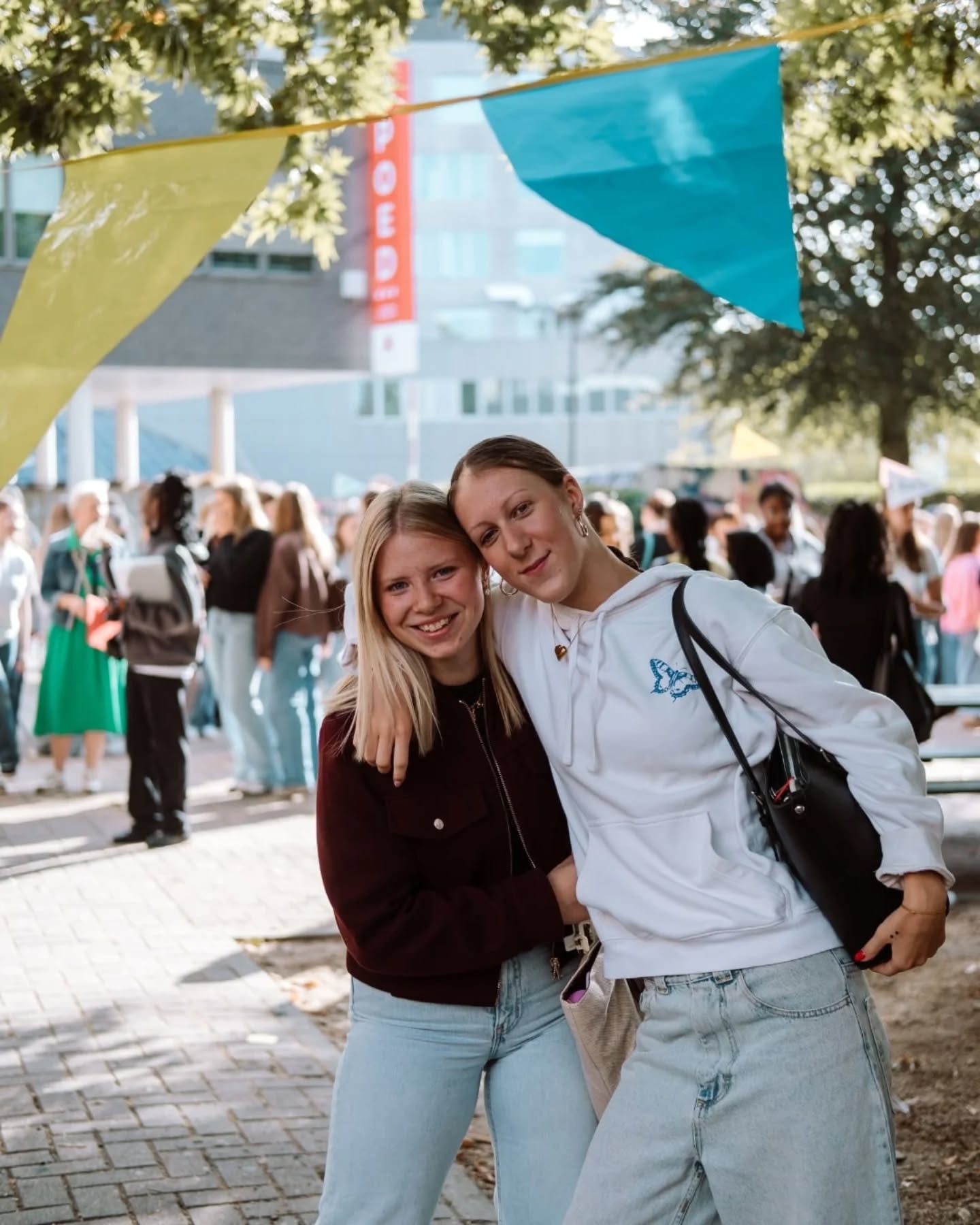 Er werd gelachen, er werd geknuffeld en er werd vooral heel hard uitgekeken naar elkaar. ❤️
De speelplaats bruist weer, de vakantieverhalen vliegen in het rond en het schooljaar is officieel begonnen. 🚀
#1september #eersteschooldag #klaarvoor #sai #aalst #saiaalst #sintaugustinusinstituut