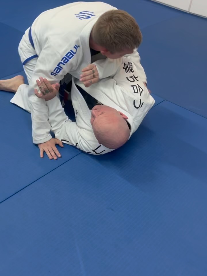 Iron sharpens iron. DM us to come out and try training with us! 😎 #jiujitsu #juijitsulifestyle #jiujitsuvideos #atos #leaguecitytx #rolling #training #lifestyle #ironsharpensiron #bjj