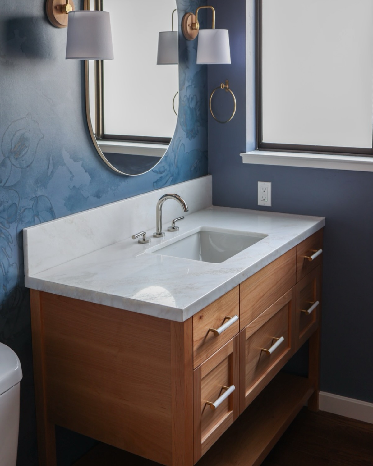 What a beautiful powder room in a recent Aptos project; we admire the design combination and we're really happy with how the vanity turned out!
photo by @b.ritt.back
