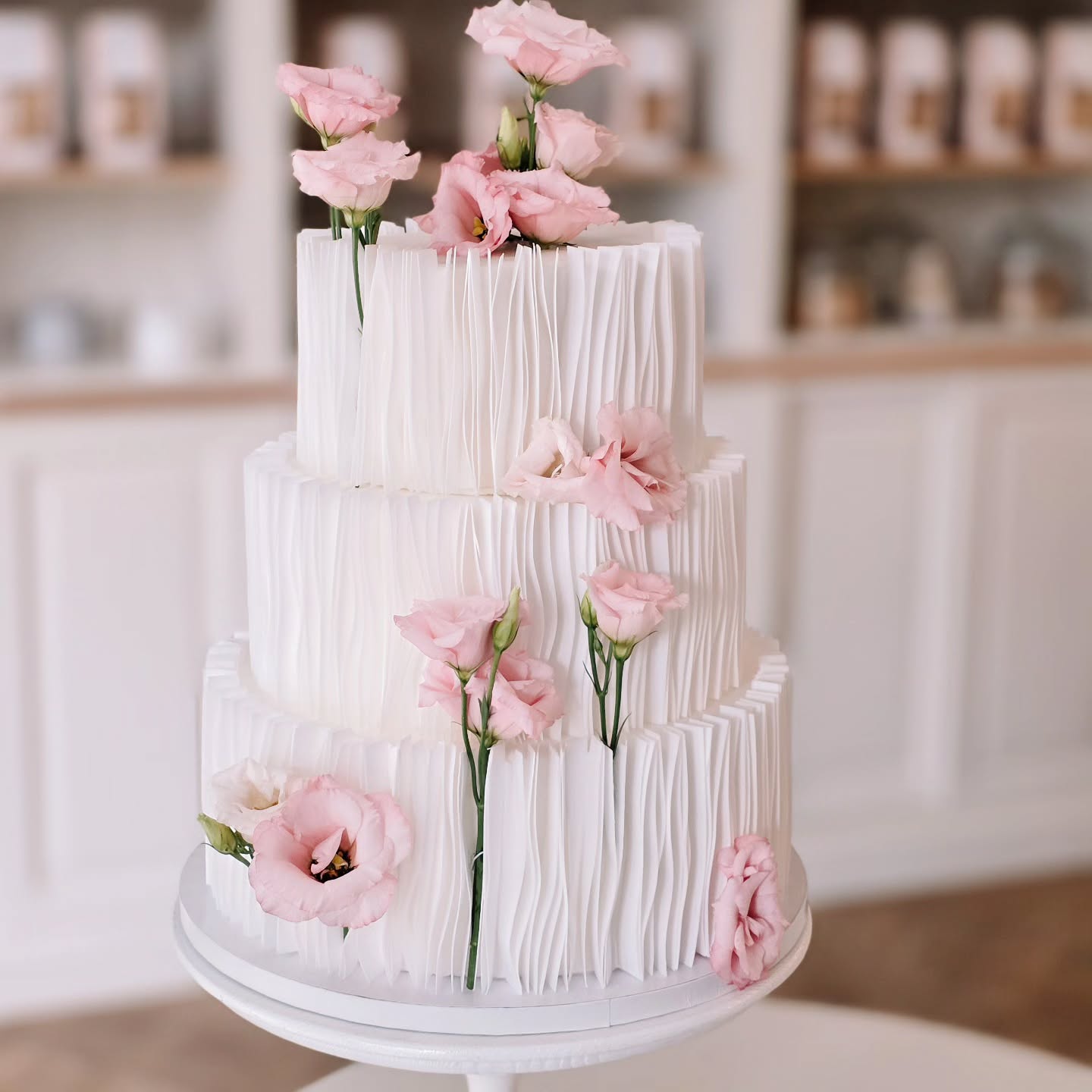 🩷🌸 WEDDING CAKE 🌸🩷
Et croyez-moi, celui-là, c’était du boulot!
Des fines bandes de wafer paper découpées et collées une à une.
Mais le résultat en valait la peine 😍