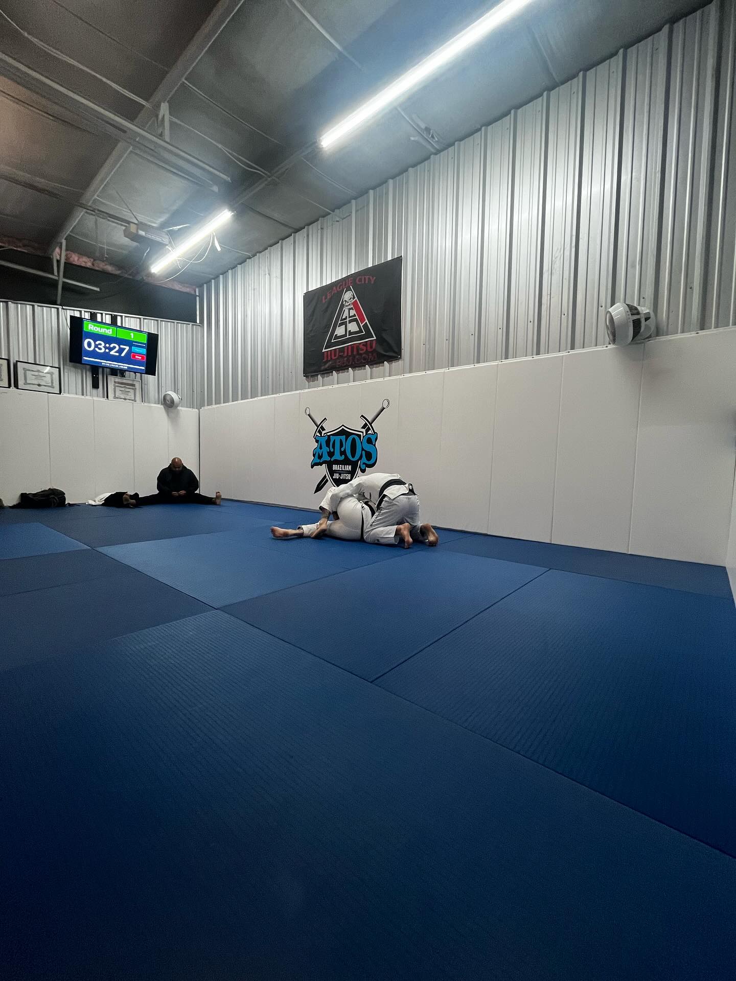 Putting in the work on and off the mats 💪🏼 Training doesn’t take a holiday, Happy Labor Day! 🇺🇸 #jiujitsu #bjj #atosjiujitsu #atos #jiujitsulife #labordayweekend #training #jiujitsumotivation