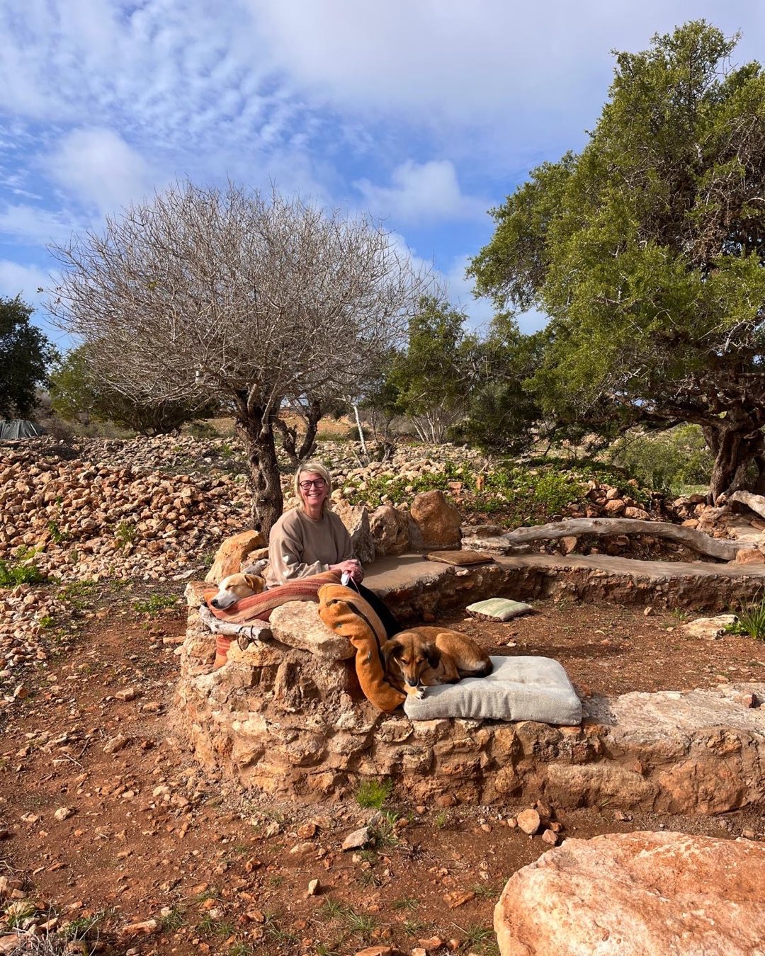 ✨ Stap 2 – Vertrouwen ✨
Ik geloof in iets dat veel groter is dan ikzelf. De universele liefde, het goddelijke, het universum – hoe je het ook wil noemen.
Toen ik stopte met drinken voelde ik ook de angst: wat blijft er dan nog over als ik dit loslaat? Het was alsof ik een stuk van mijn houvast kwijtraakte.
Maar juist dat bleek de bedoeling: om weer écht te gaan voelen, in plaats van steeds te verdoven. De verbinding met mezelf én met dat grotere gaf me de moed om dat aan te gaan.
Want ik ben niet mijn verslaving. Ik ben niet mijn angst. Ik ben liefde. #stoppenmetdrinken #nuchterleven #alcoholvrij
#vanangstnaarliefde#sobercurious #authentiekleiderschap #stichtingmetoo