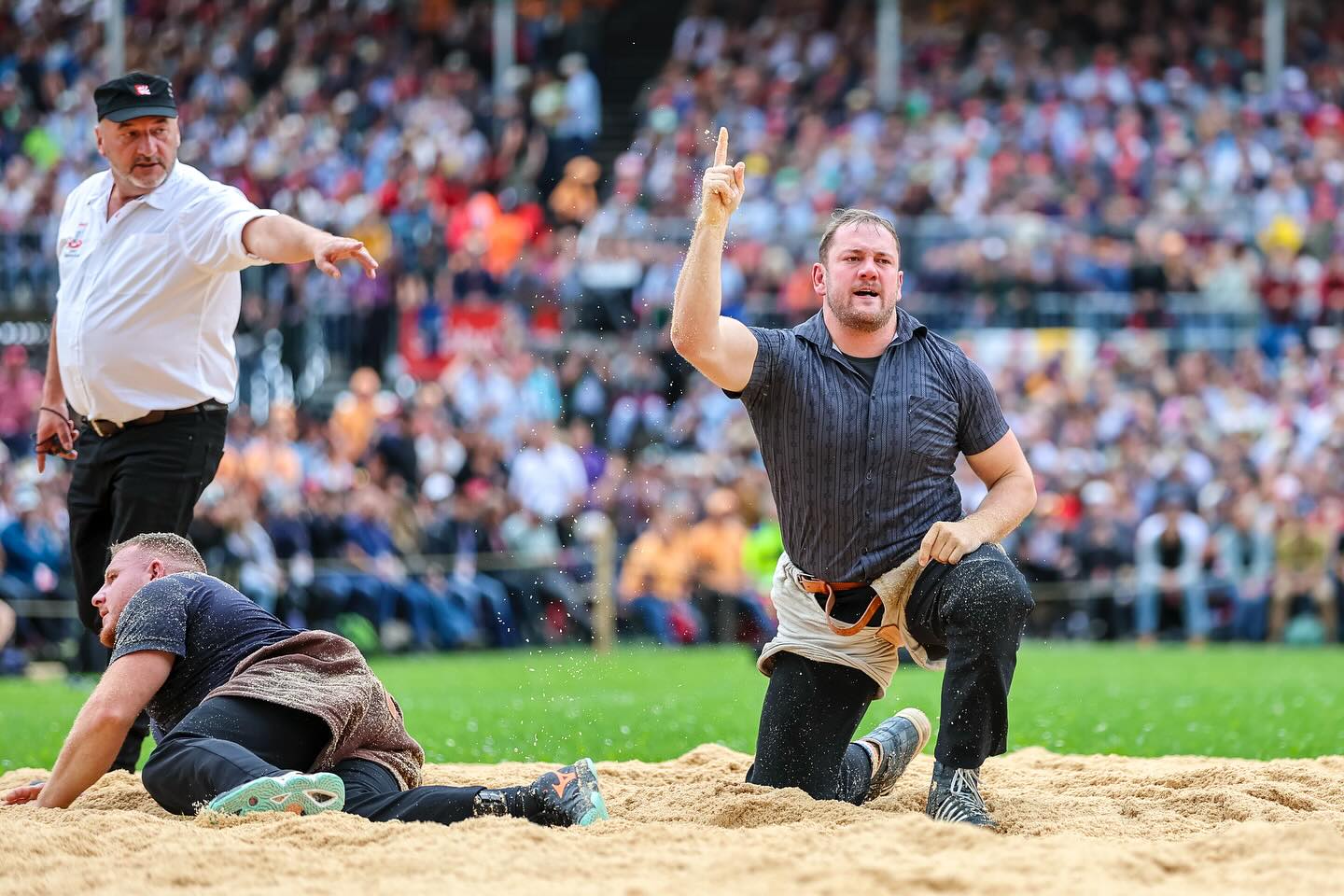 Christian Biäsch gewinnt am Nachmittag zweimal – mit Patrick Gobeli auch gegen einen Eidgenossen. Der Davoser rangiert nach dem ersten Tag weit vorne auf Rang 4. Armon Orlik stellt nach drei Siegen im vierten Gang gegen König Wicki und bleibt auf Rang 5 ebenso vorne dran. Im Ausstich von morgen Sonntag ist bei seinem ersten ESAF auch Josias Müller dabei, während das Fest für Niklas Lötscher und Marc Jörger (beide je ein Sieg und drei Niederlagen) leider vorbei ist.
📸: Erwin Keller
#Schwingen #Tradition #Graubünden #ESAF #Mollis #Glarus