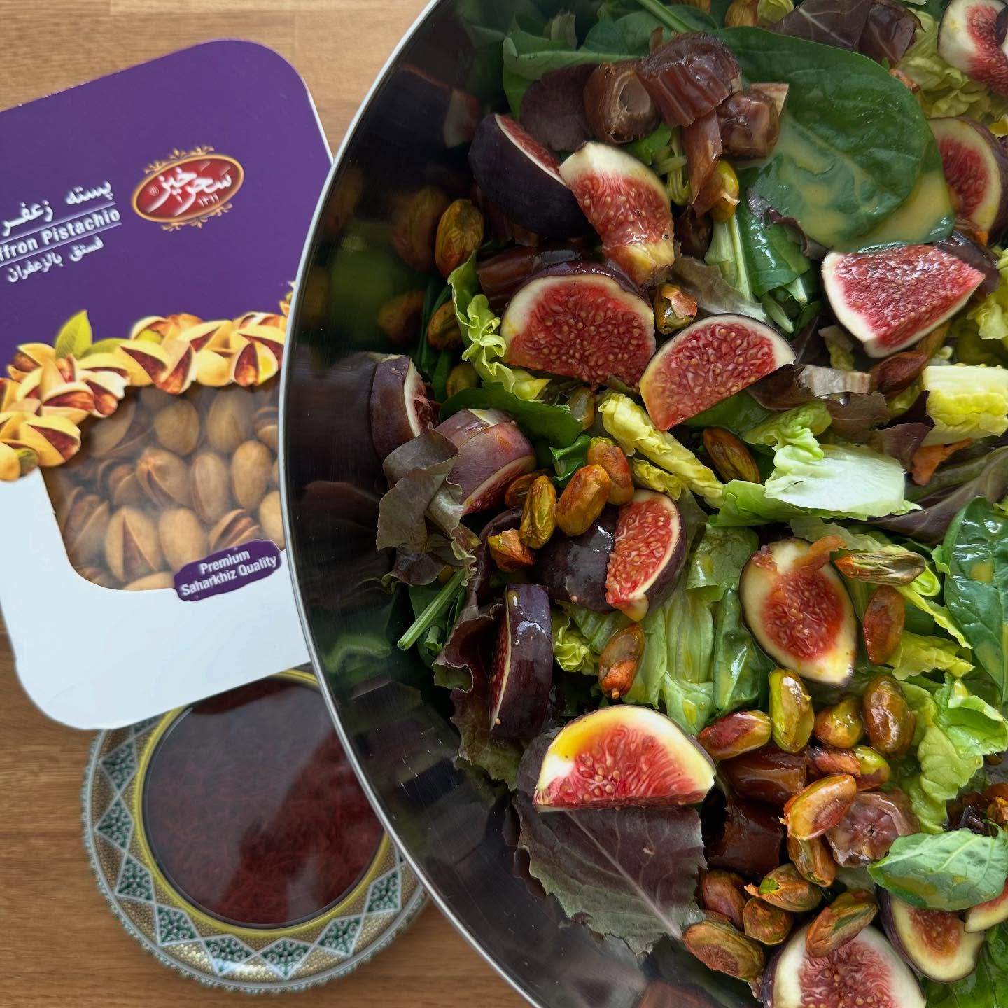 ✨ Safran-Salatsauce ✨
Edles Aroma, goldene Farbe & perfekt für deinen nächsten Salat 🌿🥗
Zutaten (für ca. 4 Portionen)
• 1 Prise Safranfäden
• 2 EL Orangensaft
• 1 TL Honig
• 1 TL Senf
• 2 EL Weißweinessig
• 6 EL Olivenöl
• Salz & Pfeffer
👨🍳 Zubereitung
1. Safran in Orangensaft 10min ziehen lassen.
2. Senf, Honig & Essig verrühren.
3. Safranflüssigkeit samt Fäden zugeben.
4. Olivenöl nach und nach einrühren
5. Mit Salz & Pfeffer abschmecken.
💡Passt perfekt zu Feldsalat oder gemischt mit Früchten und unseren feinen Safran Pistazien
#aperozeit #aperofood #safran #aperozeitistbestezeit #foodschweiz #schweizerfood #schweizerrezepte #foodblogger #foodinspo #safranliebe #salatdressing #salatideen #instafood #homemadegoodness #pistazien