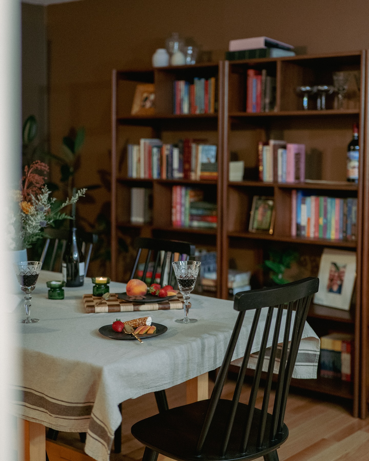 Dining Room stills 📸
This space is quickly becoming a favorite of mine. The more details added the more I love it, and I still have plenty left to do!
#diningroomtable #diningroomdesign #homelibrary #bookstagramcommunity #interiordesigntrends #interiorliving #homedecorator #ourarticle #thriftedhome #vintagehomewares #midcenturystyle