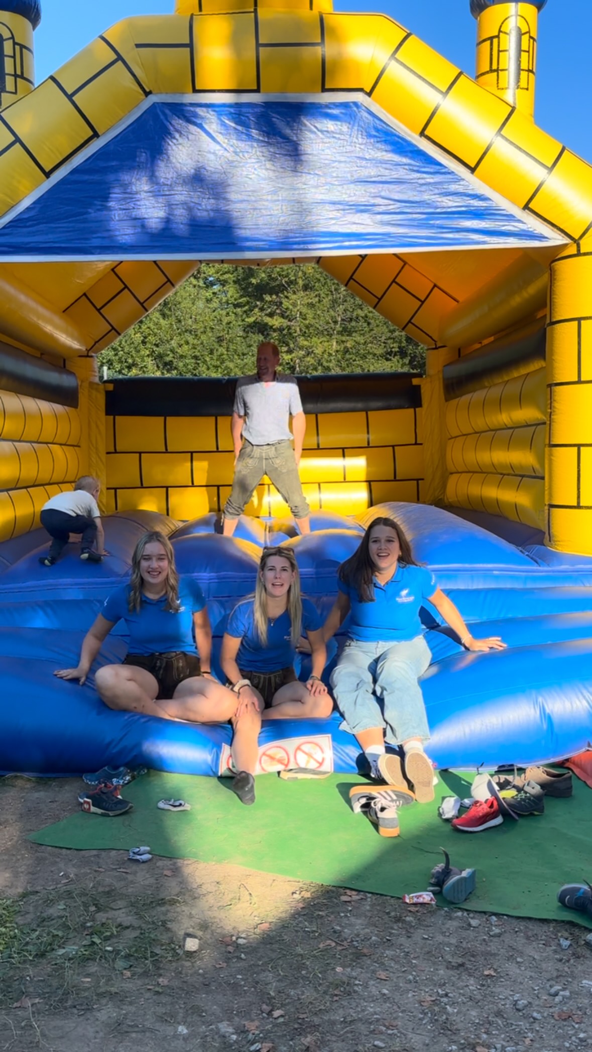 EIN RIESEN DANKESCHÖN AN EUCH🍻🎺🤍
Die Musiroas 2025 wird uns für immer in Erinnerung bleiben!
#herzogsdorf #blasmusik #musikverein #mvherzogsdorf #musikverbindet #dämmerschoppen #frühshoppen🍻