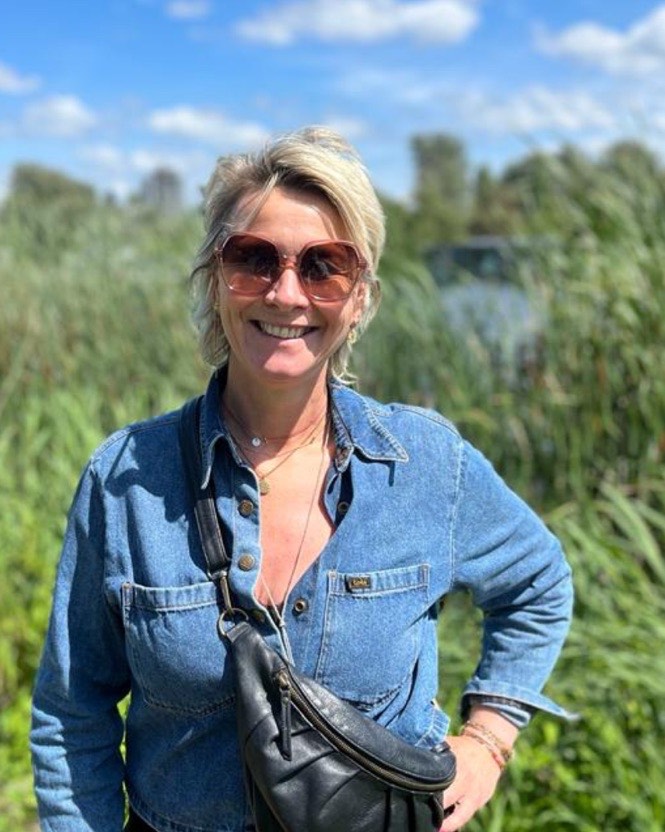 12 dagen, 12 stappen, één reis: van angst naar liefde. Ik deel mijn ervaring met stoppen met drinken, geïnspireerd op het 12-stappenplan van de AA, in mijn eigen woorden. Het is een verhaal van bewustwording, zelfliefde en het vinden van echte vrijheid. ✨ Stap 1 – Erkennen ✨
In mijn jeugd was angst een taal die ik onbewust heb leren spreken. Ik wist niet beter dan dat dit de manier was om in het leven te staan. En zo werd angst de bril waardoor ik keek, en de motor van veel van mijn keuzes.
Om die angst te dempen, ontwikkelde ik manieren. Voor een tijdje werkte dat — alcohol bijvoorbeeld leek een hulpmiddel om vrijer te leven. Maar diep van binnen voelde ik: dit brengt me niet verder. Het houdt me juist gevangen.
Twee jaar geleden besloot ik te stoppen met drinken. Niet omdat mijn leven onhanteerbaar was, maar omdat ik voelde dat liefde me verder zou brengen dan angst ooit kon. Daar, helemaal onderin, zat mijn drive: een diepe wens om mijn leven niet meer te laten sturen door angst, maar door liefde.
Stap 1 is voor mij dus: erkennen dat angst mijn leven lang de boventoon heeft gevoerd, en dat ik nu een andere taal wil leren spreken. De taal van liefde. 💜#vanangstnaarliefde #stoppenmetdrinken #sobercuriousmovement #sobercurious www.mirjamboerop.nl