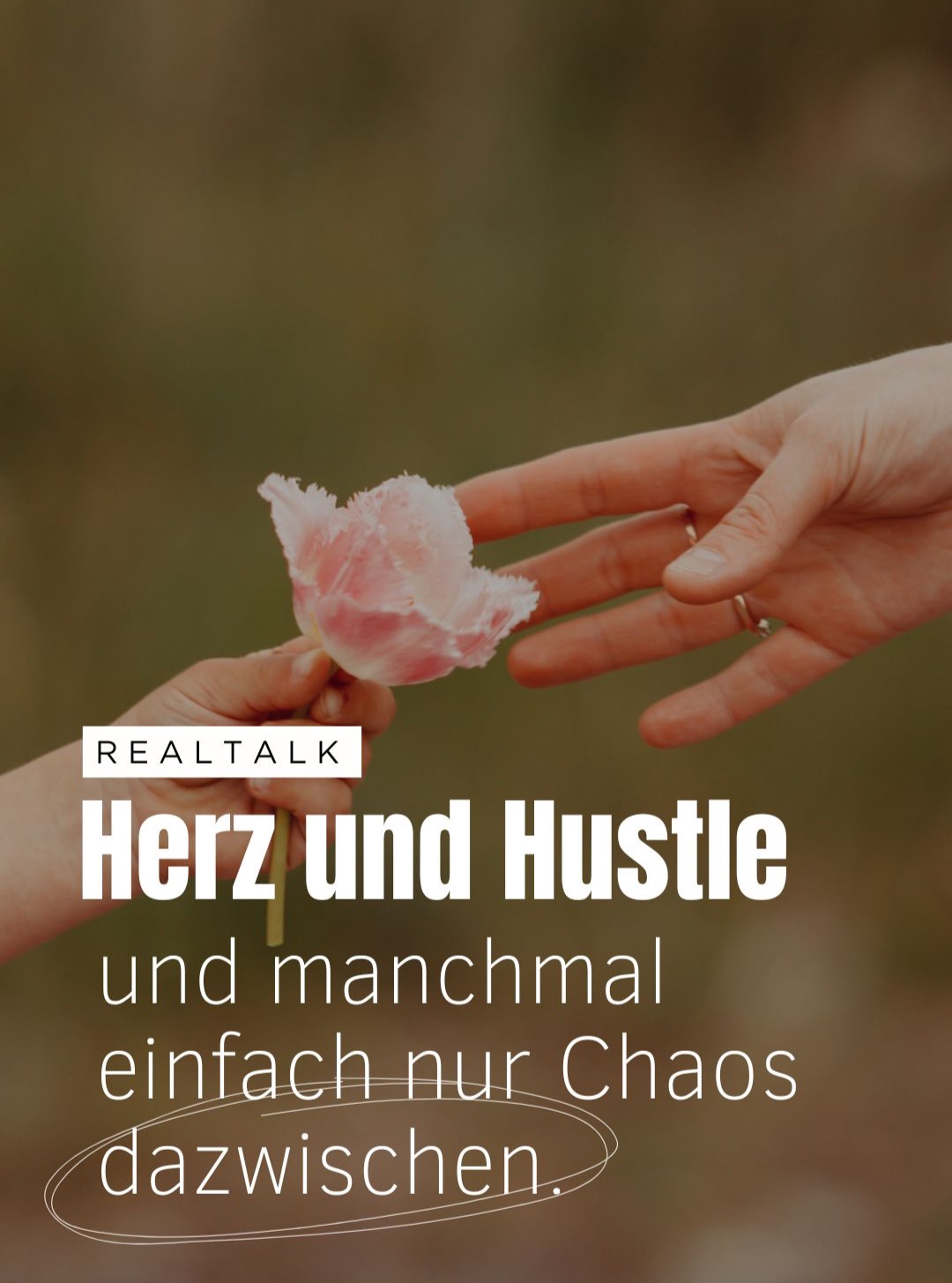 Mein Alltag als Mama und Gründerin? Er ist nicht perfekt. Er ist nicht Instagram-ästhetisch.
Aber er ist echt.
Morgens Kinder fertig machen, Schule, Kindergarten.
Dazwischen Hauptjob, Einkäufe, Wäsche, Kochen.
Nachmittage voller Hausaufgaben, Streit schlichten, Kinder zu Hobbys fahren, Freunde treffen.
Abends Bettgeh-Rituale – und wenn dann noch ein bisschen Energie bleibt: mein Business.
Oft wünsche ich mir, ich könnte den ganzen Tag nur an meinem Traum arbeiten.
Doch stattdessen jongliere ich – zwischen Herz & Hustle. ❤️💪
Und manchmal frage ich mich: Schaffe ich das wirklich?
Kann ich meinen Herzenswunsch mit diesem Alltag verbinden?
Die Antwort ist: Ja. Weil ich weiß, dass Konsistenz und Disziplin der Schlüssel sind.
Auch wenn ich an manchen Tagen nur einen kleinen Schritt schaffe.
Auch wenn ich abends müde Affirmationen nachlesen muss.
Es ist okay. Jeder kleine Schritt bringt mich näher an mein Ziel.
Denn ich will nicht irgendwann zurückblicken und denken:
„Das war’s? Mein Leben, vorbestimmt, langweilig?“
Ich will zurückblicken und wissen:
Ich bin losgegangen. Ich habe gesät. Ich habe vertraut. 🌱
Und ich weiß tief in meinem Herzen:
Die Ernte wird kommen. Vielleicht nicht morgen. Vielleicht nicht nächste Woche.
Aber sie wird kommen.
✨ Jeden Tag ein kleiner Schritt ist besser, als gar nicht erst anzufangen.
Kennst du dieses Gefühl zwischen Herz & Hustle? Schreib mir ein ❤️, wenn du dich darin wiedererkennst.
#herzundhustle
#mamabusiness
#gründermut
#selbstbestimmt
#femaleempowerment
#sichtbarkeitfürfrauen
#persönlichkeitsentwicklung
#dranbleiben
#mutmacherin
#deinpotenzial
