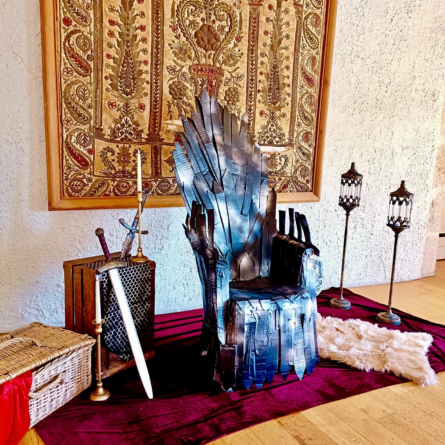 Mariage Game of Thrones au château de Périgny ⚔️! Un énorme kiff pour les Mariés dont tous les invités ont joué le jeu et un énorme plaisir pour moi, en tant que fan, de décorer leur mariage ❤️.
Magnifiques compositions florales par @latelierdecamille.fleurs
#gameofthones #got #weddingdesigner #wedding #mariage #mariagegameofthrones #thelittlefactory86 #mariagedecoration #mariageinspiration