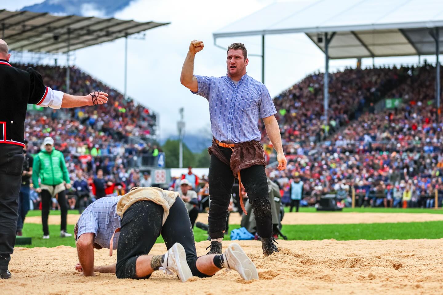 Guter Start! Armon Orlik gewinnt die ersten beiden Gänge, Christian Biäsch und Josias Müller gewinnen und stellen je einmal, auch Niklas Lötscher erzielt bei seinem Comeback einen Sieg. Unterstützung top. Weiter geht‘s! 💪🏽
📸: Erwin Keller
#Schwingen #Tradition #Graubünden #ESAF #Mollis