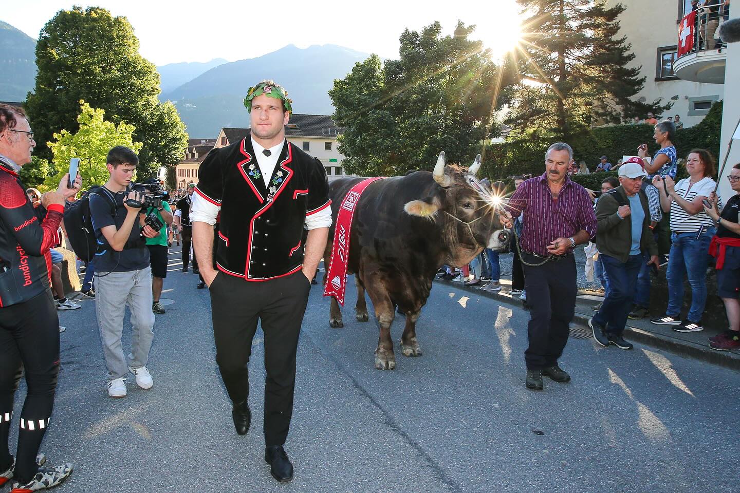 Was für ein einmalig schöner Empfang für unseren Schwingerkönig Armon Orlik gestern Abend in Maienfeld. Da braucht’s gar nicht viel mehr Worte. Herzlichen Dank an die Organisatoren, an alle Beteiligten und Gäste sowie an die Tausenden Zuschauer. Ein Kurzbericht findet sich auf der hosalupf-Website. Viva Armon!
📸: Erwin Keller
#Schwingen #Tradition #Graubünden #ESAF #Mollis #Glarus #Maienfeld #Schwingerkönig
@gkb.ch @repowerschweiz