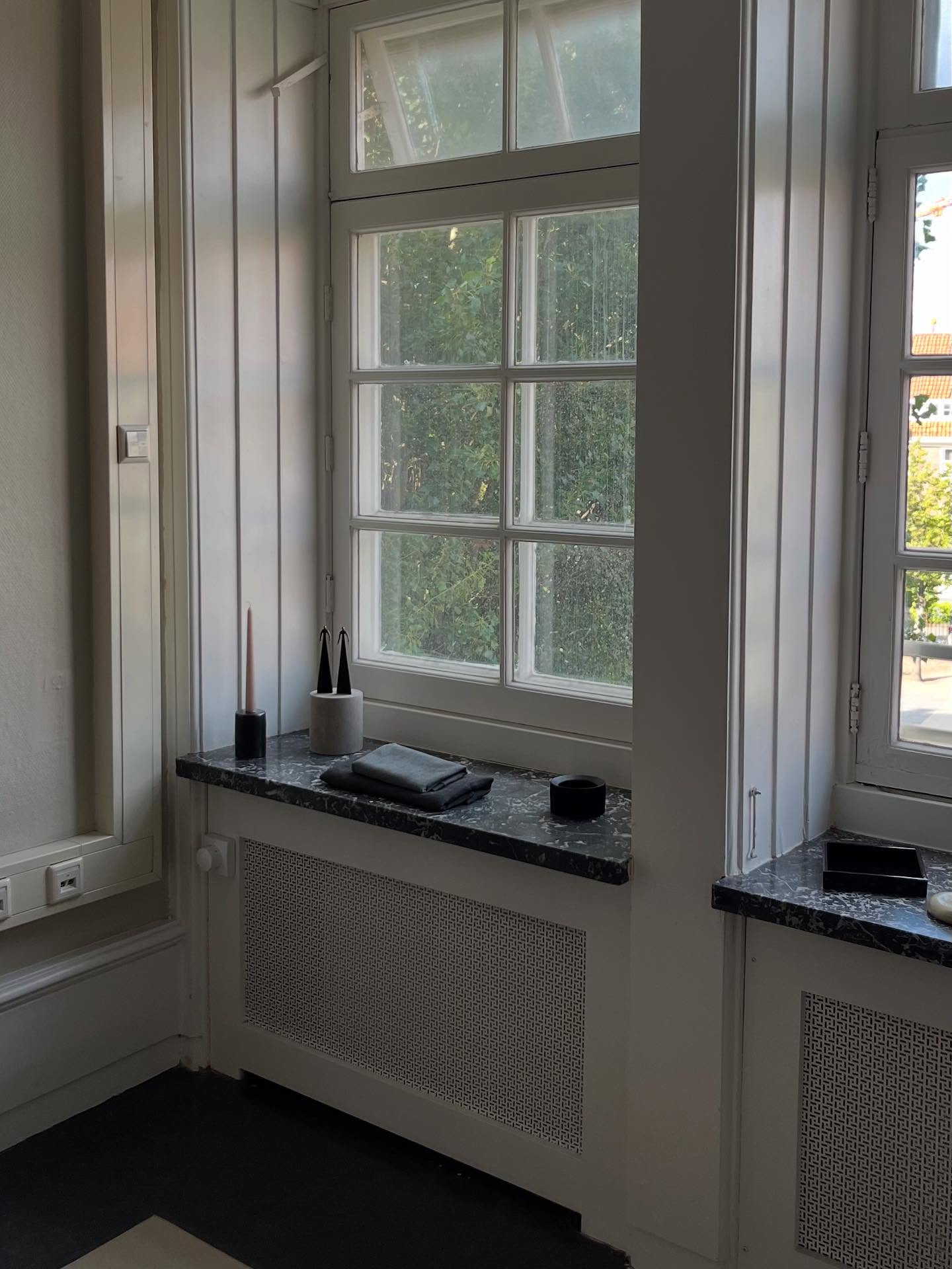 WHAT - a - week: a new work space, my Mini turning 3 🎈, exciting visits and meeting new people, exploring new places, inspiring reads and new (vintage) finds next to the local trash. 🤎 Swipe to see my ultimate finds of the week. ❤️💚
#interiordesign #studiomique #slowliving #craftsmanship #interieurontwerper #newofficespace #interieuramsterdam #interiordesignamsterdam #designdintérieur #interieuradvies #birthdayweek #newoffice #interieuradviesopmaat #persoonlijkadvies #storytelling #yourhomeisyourstory #goyard #goyardparis