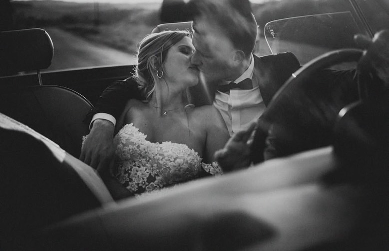 Afterwedding-magic 🌙
Anders als am Hochzeitstag selbst, laufen Afterweddingshootings ganz ohne Zeitdruck oder Gäste im Rücken ab. Das Brautpaar ist tiefenentspannt, der große Tag liegt schon hinter ihnen – und genau das macht die Atmosphäre so besonders. ✨
Als Fotograf kann man frei arbeiten, kreativ sein und gemeinsam mit dem Paar Orte und Lichtstimmungen wählen, die am Hochzeitstag vielleicht nicht möglich gewesen wären. Perfekt, um echte, ungestellte Momente und ganz große Bilder entstehen zu lassen. 💫
#afterwedding #liebeohnestress #hochzeitsfotografie #freiarbeiten #kreativeseele #HochzeitsfotografKöln #HochzeitsfotografieKöln #HochzeitsfotografBonn #HochzeitsfotografieBonn #HochzeitsfotografFrankfurt #HochzeitsfotografieFrankfurt #HochzeitKöln #HeirateninKöln #HeirateninBonn #HeirateninFrankfurt #RheinlandHochzeit #NRWHochzeit #HochzeitsinNRW #HessenHochzeit #HochzeitsfotografDeutschland #Hochzeitsfotos2026 #WeddingPhotographerGermany #BohoHochzeit #ModerneHochzeit #FineArtHochzeit #KreativeHochzeitsfotografie #BrideToBeGermany #Verlobt2026 #Hochzeitsplanung2026 #WeddingVibesGermany