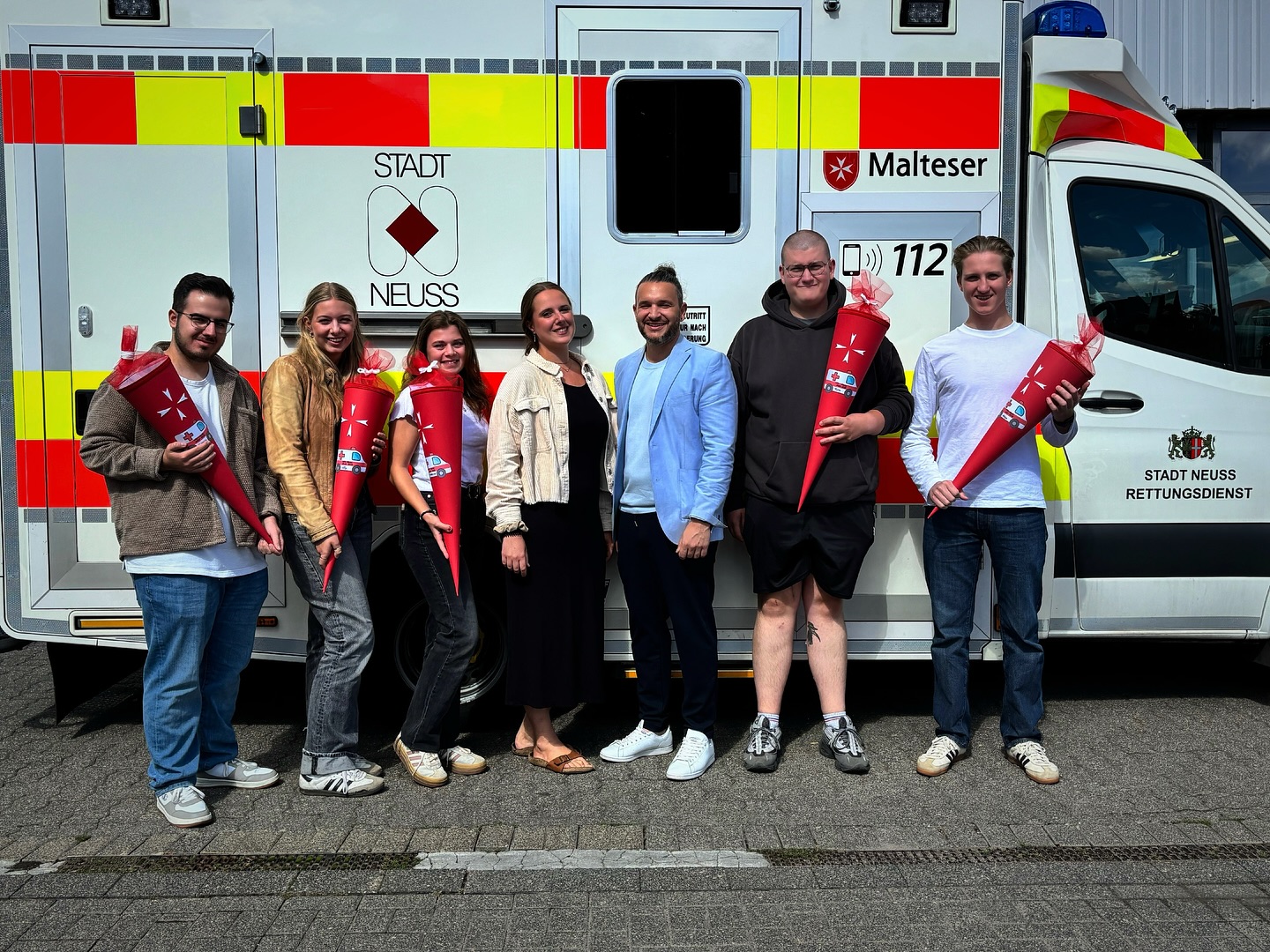 Heute durfte ich im Namen der Malteser Lehrrettungswache Neuss Nord unsere neuen Notfallsanitäter-Azubis begrüßen 🚑✨
Nach dem Kennenlernen und der Wachbesichtigung gebe ich gerne einen persönlichen Impuls weiter: Klarheit.
👉 Rettungsdienst bedeutet nicht nur Notfälle. Die wirklichen Notfälle sind die Ausnahme – und genau für diesen Ernstfall werdet ihr ausgebildet. Es zählt, vorbereitet zu sein und in diesem Moment eure Leistung abzurufen. Darauf dürft ihr stolz sein.
👉 Jeder Einsatz prägt. Egal wann und warum ein Patient anruft – auch mitten in der Nacht oder kurz vor dem Schichtende. Für uns mag es Routine sein, für den Patienten ist es ein prägender Moment. Wir vergessen viele Einsätze, doch für den Menschen, dem wir helfen, bleibt dieser Augenblick oft ein Leben lang in Erinnerung.#rettungsdienst #112 #notsanazubi