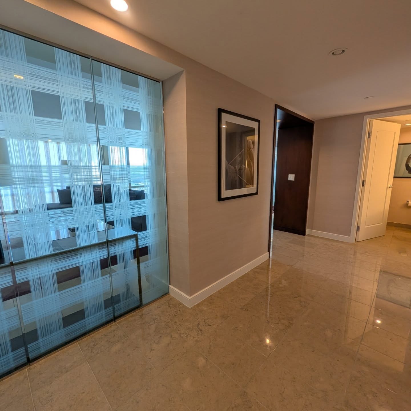 ✨ When your Vegas comp comes with its own boardroom.
This Executive Hospitality Suite at Aria was pure luxury from the 20th floor... sweeping Strip views, sleek modern design, and yes… a full conference table right in the suite.
Would you use it for meetings… or blackjack? 🃏🍸
📍 Aria Las Vegas
#LasVegas #AriaLasVegas #SuiteLife #VegasVibes #VegasHotels #LuxuryTravel