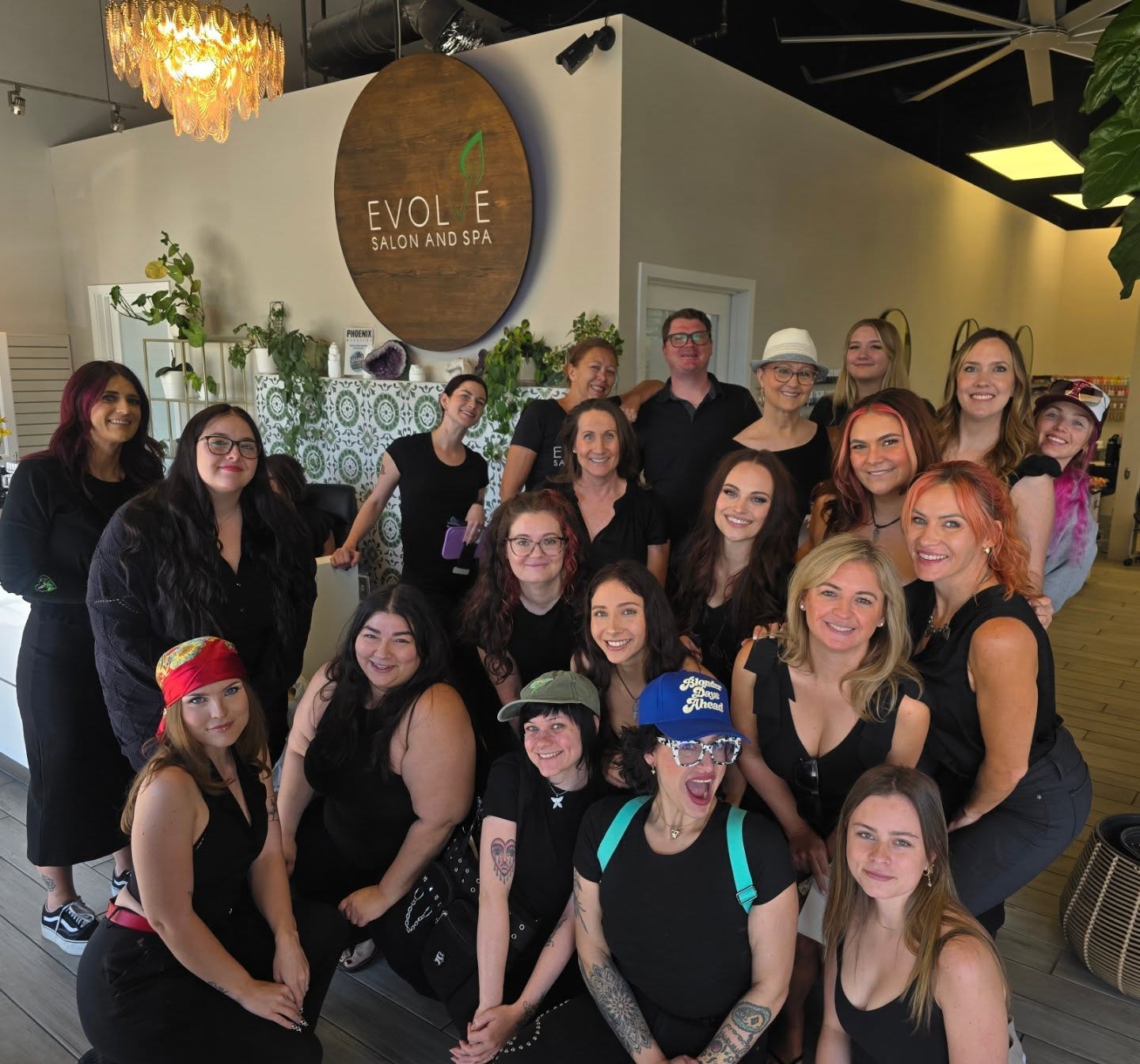 Love all of these amazing souls!! Feeling grateful today 🥰
#glendaleaz #Phoenixsalon @aveda #peoriasalon