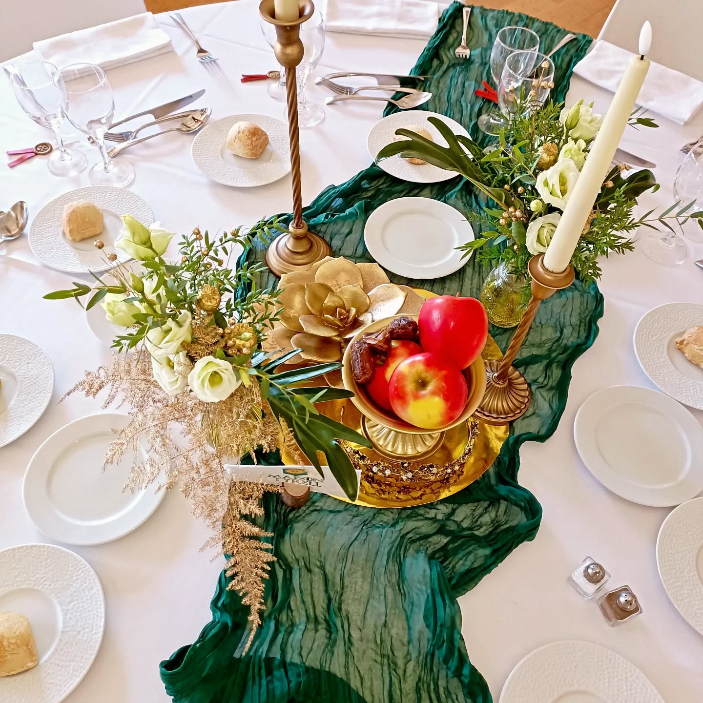 Mariage Game of Thrones au château de Périgny ⚔️! Un énorme kiff pour les Mariés dont tous les invités ont joué le jeu et un énorme plaisir pour moi, en tant que fan, de décorer leur mariage ❤️.
Magnifiques compositions florales par @latelierdecamille.fleurs
#gameofthones #got #weddingdesigner #wedding #mariage #mariagegameofthrones #thelittlefactory86 #mariagedecoration #mariageinspiration