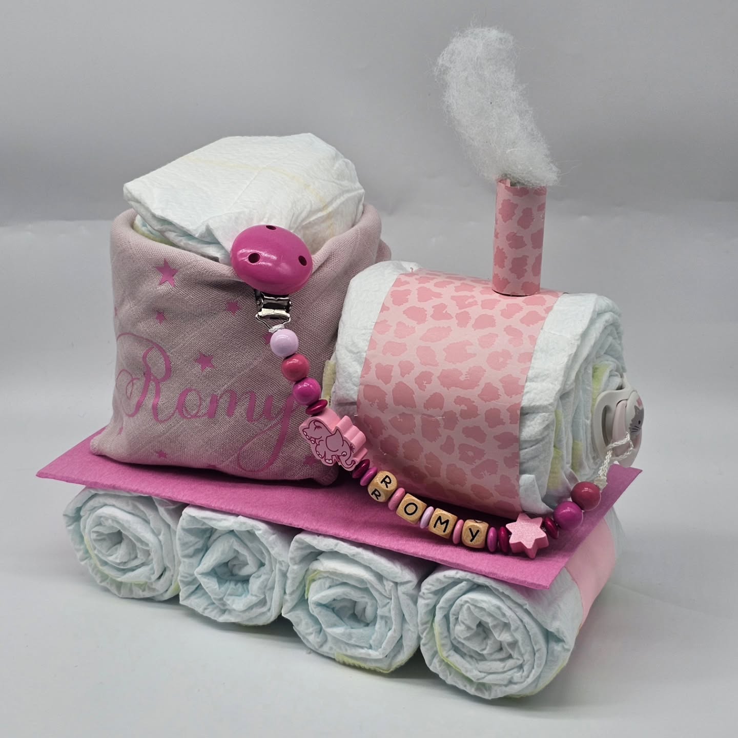 Ein tolles Geschenk für einen Lokführer 🚂
💓Willkommen kleine Romy 💓
#selinasbabygeschenke #mettendorf #frauenfeld #thurgau #windelgeschenk #lokomotive #pampers #personalisiert #nuggikette #name #nuschi #rosa #pink# #nuggi #geschenk #zur #geburt #love #family