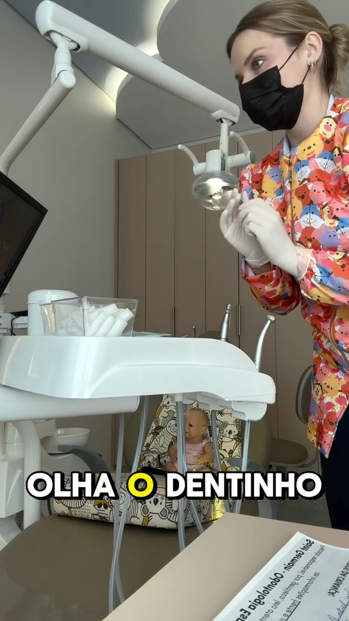 Vem acompanhar um pedacinho de uma primeira consulta odontopediatrica 🧸
💜 Nesse primeiro contato, nossa intenção é aproximar a criança e apresentar o consultório e os instrumentais odontológicos pra ela, então salvo em caso de emergência, está tudo bem se ela nesse momento não quiser sentar na cadeira/interagir muito.
Essa é a importância de levar a criança ao dentista desde cedo: acostuma-la com o ambiente, com o dentista, além de prevenir cárie, má oclusões e outras condições que afetam a saúde bucal e geral da criança ✨
.
.
.
.
.
#odontopediatria #odontologia #palotina