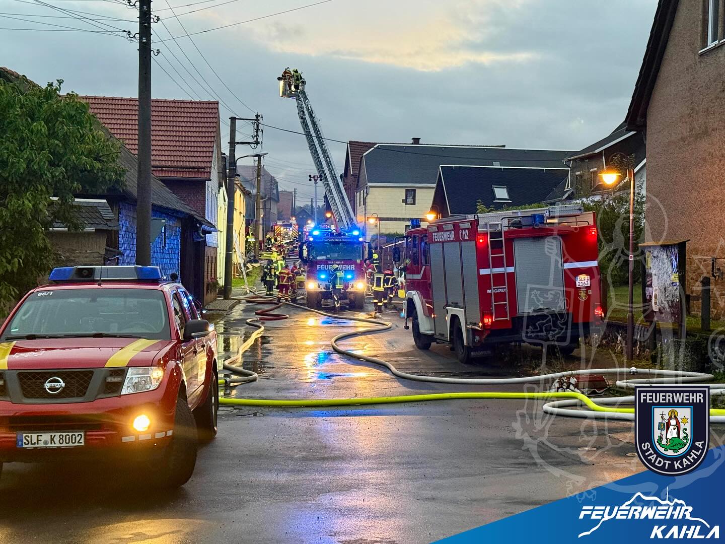 +++ Großbrand in Drognitz +++
•
Donnerstagnacht fuhren wir zusammen mit den Feuerwehren Stadtroda und Dornburg-Camburg zur Unterstützung zum Großbrand in Drognitz. Drei Wohnhäuser und vier Scheunen waren von dem Feuer betroffen. Unsere Einsatzkräfte unterstützten die Kameradinnen und Kameraden vor Ort mit Atemschutzgeräteträgern.
•
🚒: Feuerwehr Stadtroda, @ff_dornburgcamburg_wache1
•
#feuerwehrkahla #freiwilligefeuerwehr #imeinsatz #großbrand