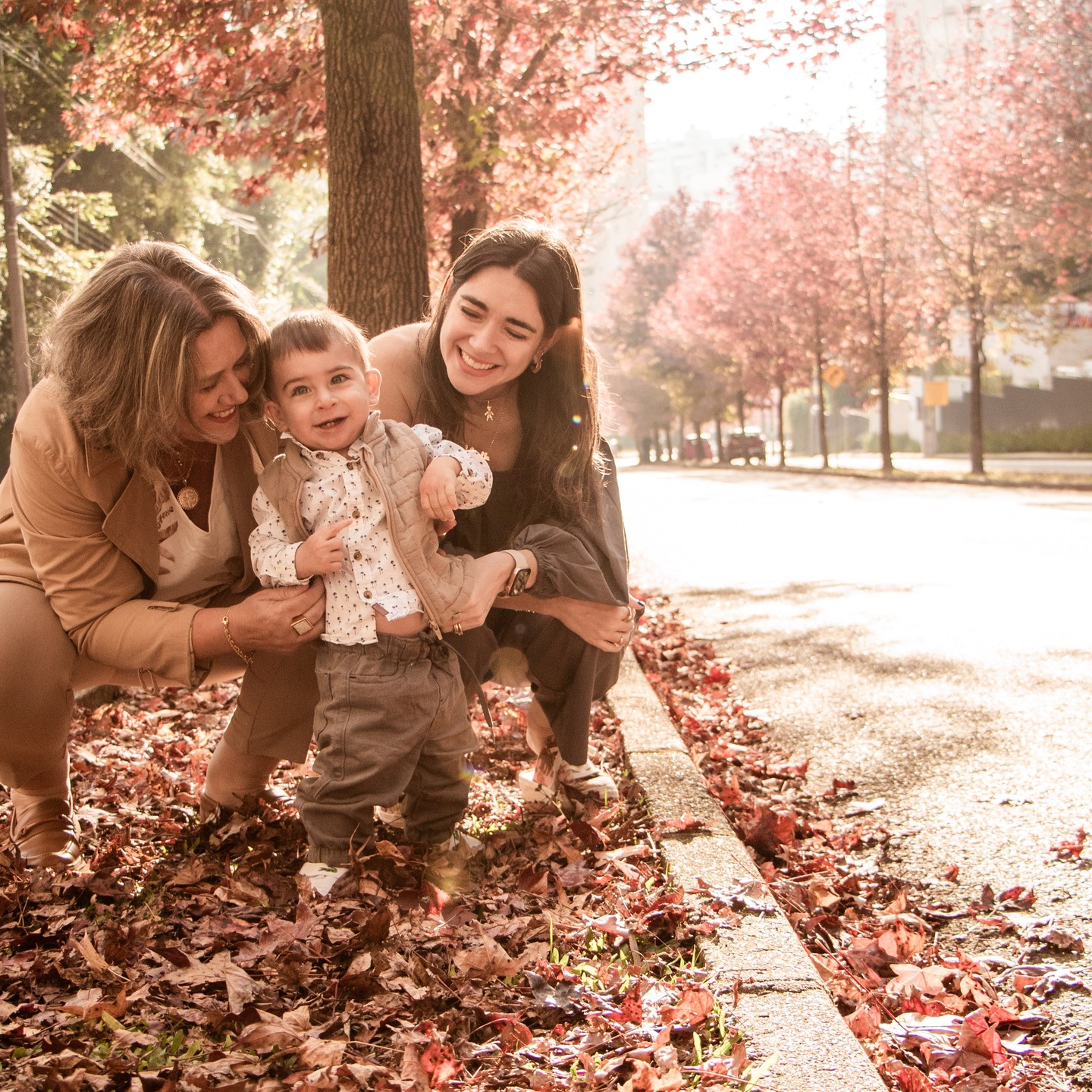 A Gente Miuda nasceu da maternidade. Quando Marcella se tornou mãe do Vinícius, em 2024, descobriu na prática o que realmente faz diferença no dia a dia: roupas e acessórios infantis que unem conforto, qualidade e praticidade. Sempre conectada ao universo online, percebeu como era importante encontrar peças que valessem a pena de verdade — pensadas para as necessidades das crianças e das mães.
Essa história também carrega uma memória afetiva: anos antes, a mãe da Marcella, Roberta, teve uma loja infantil chamada Gente Miuda, em Ibaiti – PR. Foi dessa lembrança cheia de carinho que veio a inspiração para recriar a marca, agora em versão digital, mas com o mesmo cuidado e atenção de uma loja física.
Nosso propósito vai além da compra: queremos proporcionar uma experiência completa, com produtos de marcas brasileiras reconhecidas pela qualidade e pela durabilidade. Cada peça é escolhida com a curadoria de uma mãe que valoriza a sustentabilidade e a diversão dos pequenos.
E para transformar ainda mais esse momento, sua encomenda chegará em uma embalagem especial, pensada para ser sustentável e reutilizável — um lindo presente que também vira brinquedo, prolongando a alegria da criança.
Na Gente Miuda, acreditamos que vestir os pequenos é também cuidar do futuro deles.