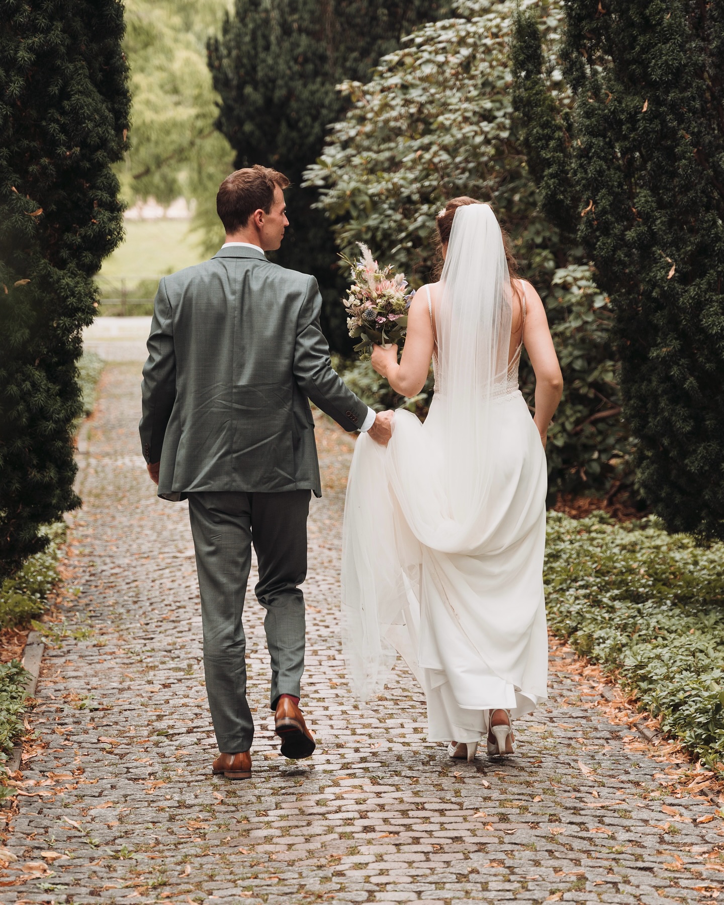 Eine Hochzeit ist der Moment, an dem zwei Wege zu einem werden. Genau diesen Tag wollen wir festhalten und Erinnerungen schaffen, die für immer bleiben.💫
•
•
•
#weddingphotography #hochzeitsfotografberlin #brautpaarshooting #hochzeitslocation #justmarrıed #weddinginspiration #wedding
