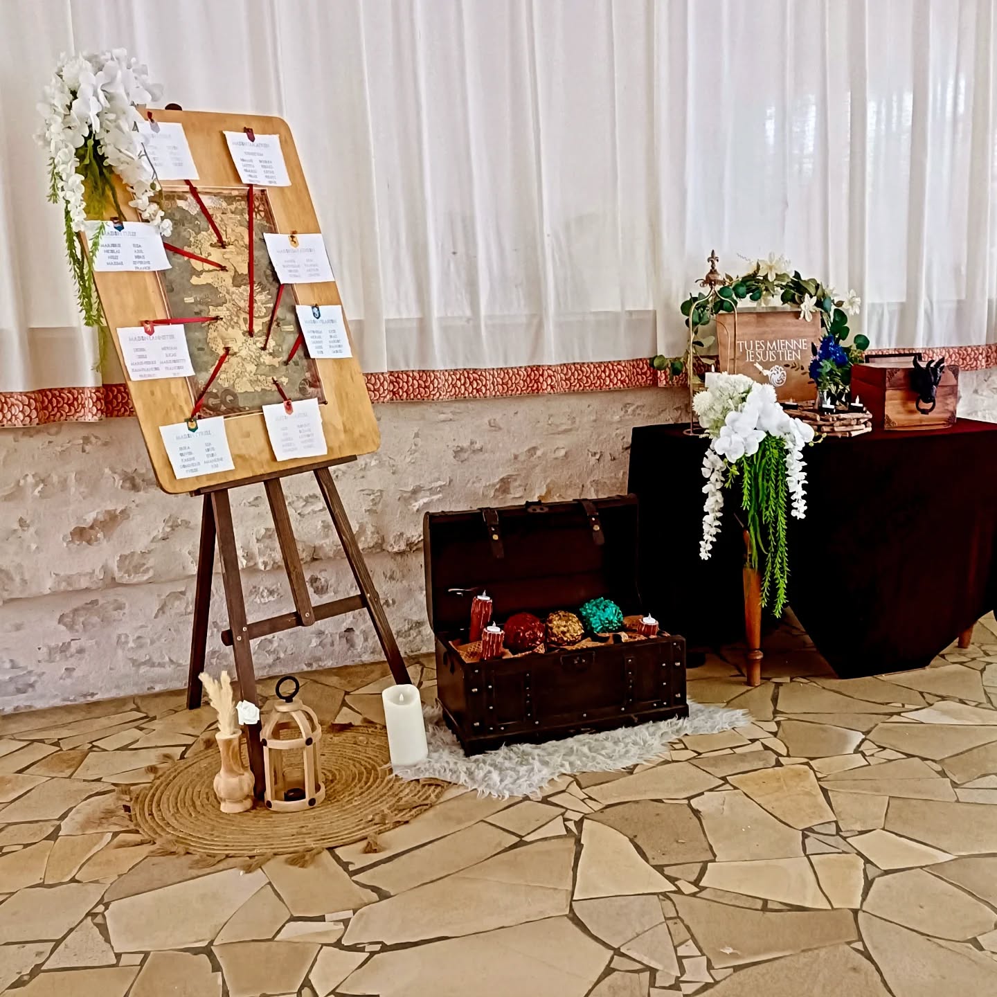 Mariage Game of Thrones au château de Périgny ⚔️! Un énorme kiff pour les Mariés dont tous les invités ont joué le jeu et un énorme plaisir pour moi, en tant que fan, de décorer leur mariage ❤️.
Magnifiques compositions florales par @latelierdecamille.fleurs
#gameofthones #got #weddingdesigner #wedding #mariage #mariagegameofthrones #thelittlefactory86 #mariagedecoration #mariageinspiration