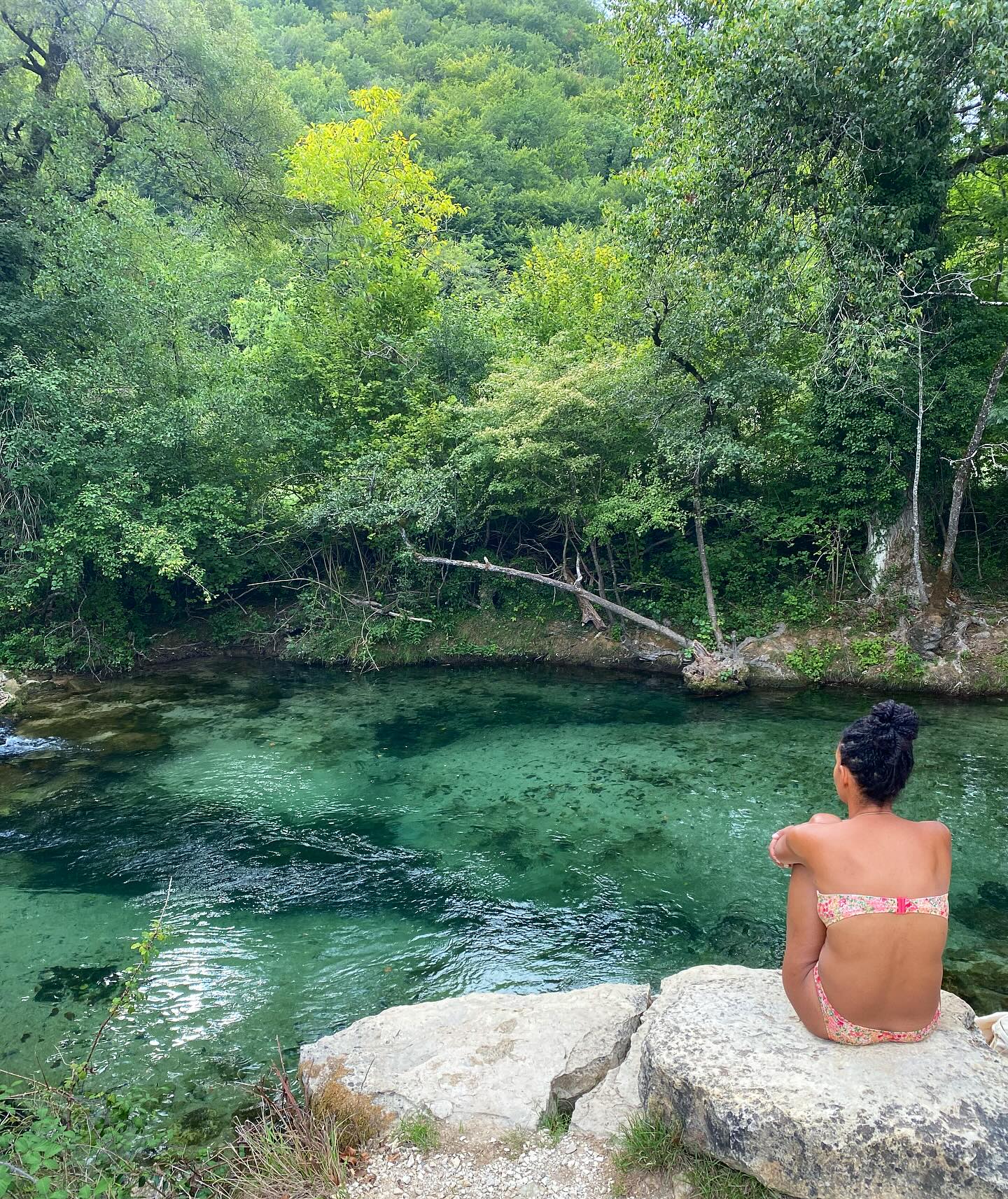 • DORDOGNE •
Cette journée au milieu des pierres géantes et de cette eau turquoise accompagnée de @virginiewedrao de @les_voix_de_jupiter restera gravée dans mon coeur.
Belle pleine lune à chacun.e, beau nettoyage d’éclipse, que la paix et la joie inonde vos cœurs…
🙏🏼