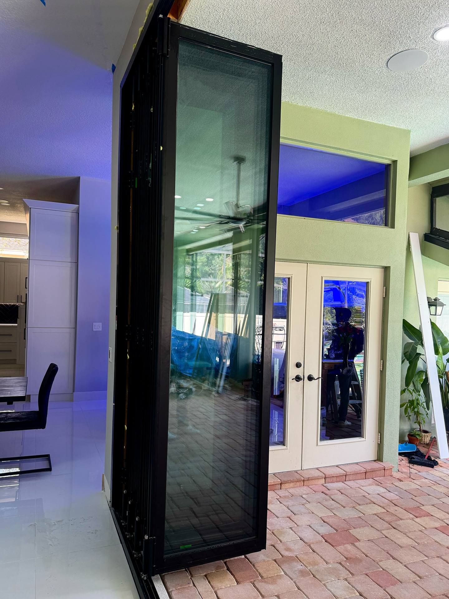 Look at this beast of a door. An 11 ft tall premium aluminum folding door, towering over the entry door beside it.
Ready to go big? Call (713) 998-0066
www.aluminumpatiodoors.com
info@yourdoorllc.com