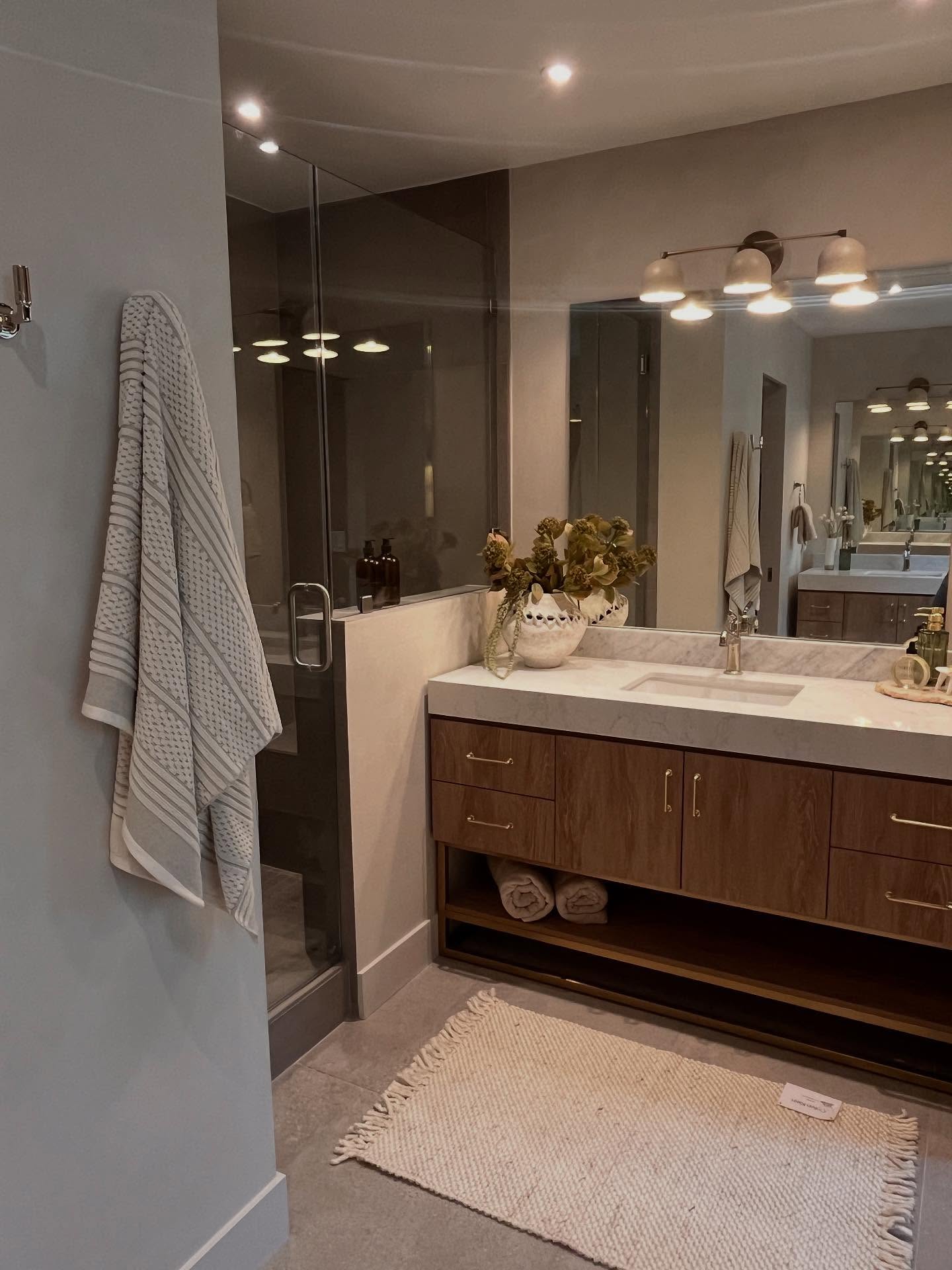 One year ago today: I partnered with the talented @texasprovincial to style this elevated bathroom reno & it still gives me the warm and fuzzies