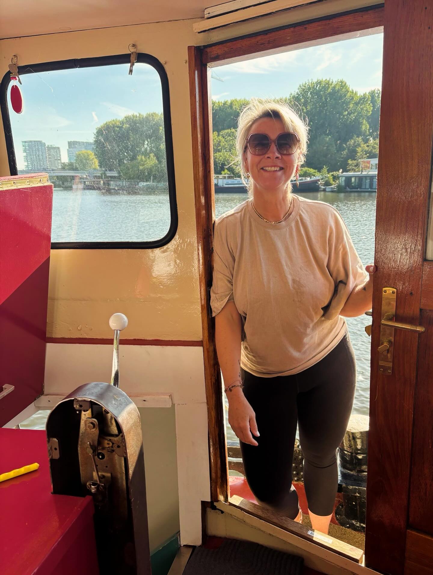 Dag 9 en Stap 9 van de AA.
Goedmaken
“Wij maakten waar mogelijk rechtstreeks goed wat wij fout hadden gedaan, behalve wanneer dit hen of anderen zou schaden.
Voor mij :
Het ego schreeuwt. Ik had vaak het hoogte woord en luisteren werd niet beter met alcohol op.
De stem van mijn ziel is zacht en vriendelijk nu. En die hoor ik nu beter zonder alcohol.
Met alcohol liet ik vooral mijn ego schreeuwen: boosheid, stoer doen, hard oordelen.
Nu luister ik naar de stem van mijn ziel en volg ik mijn hart.
Ik weet hoe pijnlijk mijn gedrag is geweest voor anderen.
Daar bied ik mijn excuses voor aan.
Dat is stap 9 voor mij: eigenaarschap nemen en kiezen voor liefde.”
#stoppenmetalcohol #liefdeisdeweg #stichtingmetoo #sobercuriousmovement #liefdeinbedrijf #eigenaarschap