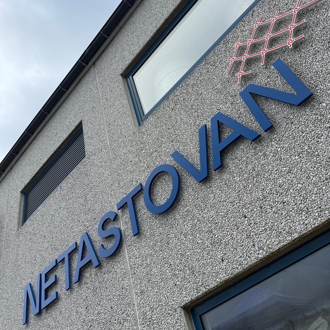 Flott fasaduskelti við útskornum bókstavum fyri Netastovuna
#fasaduskelti #skelting #sniðgeving #grafia #netastovan