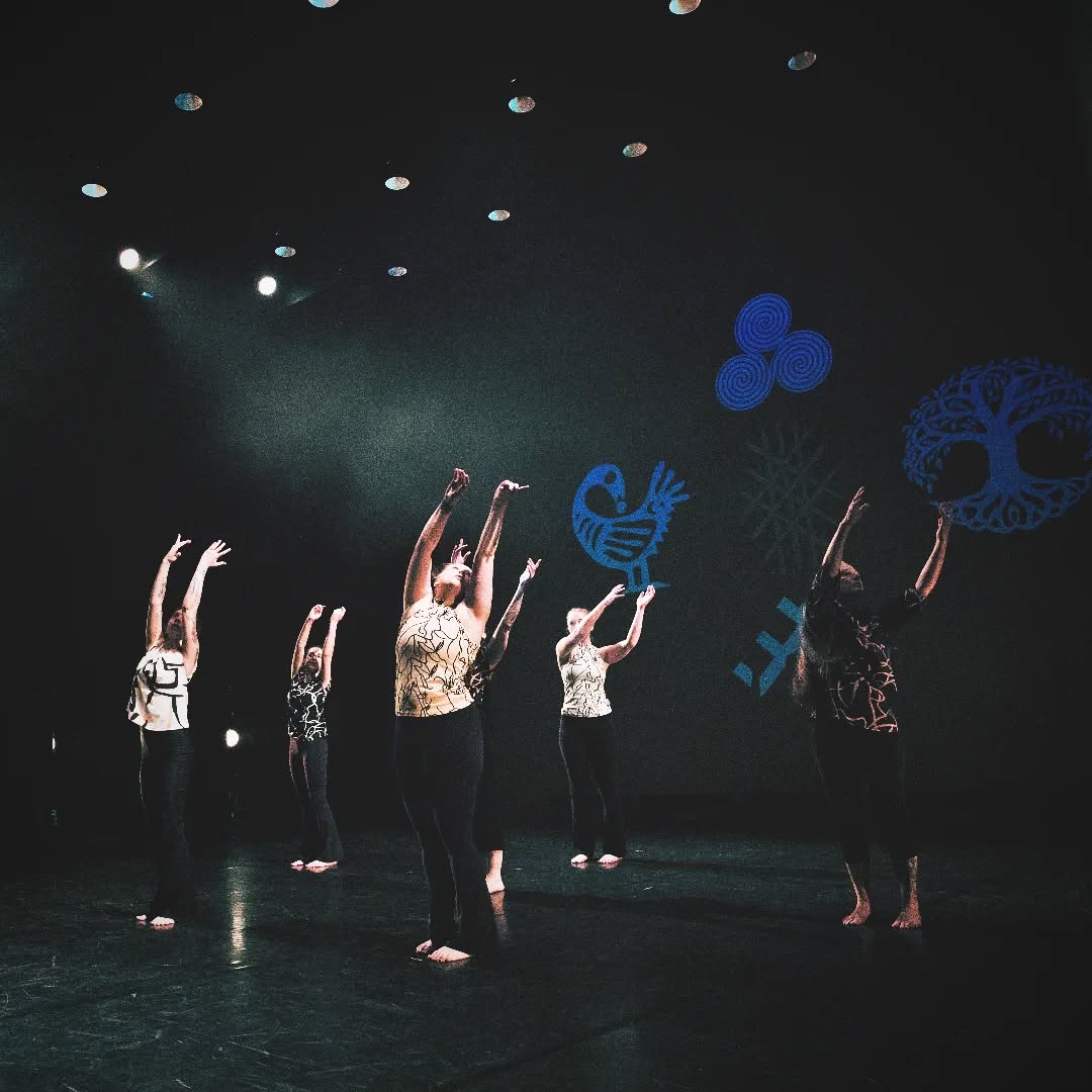 Out with Summer 👋, in with new creations! We're heading back to the studio tomorrow, buzzing with excitement ✨️. Get ready to move, groove, explore, reflect and create as we will be starting our next piece! New dancers always welcome - email thriveydc@gmail.com to join the fun🤗
📸@asunolivanphoto