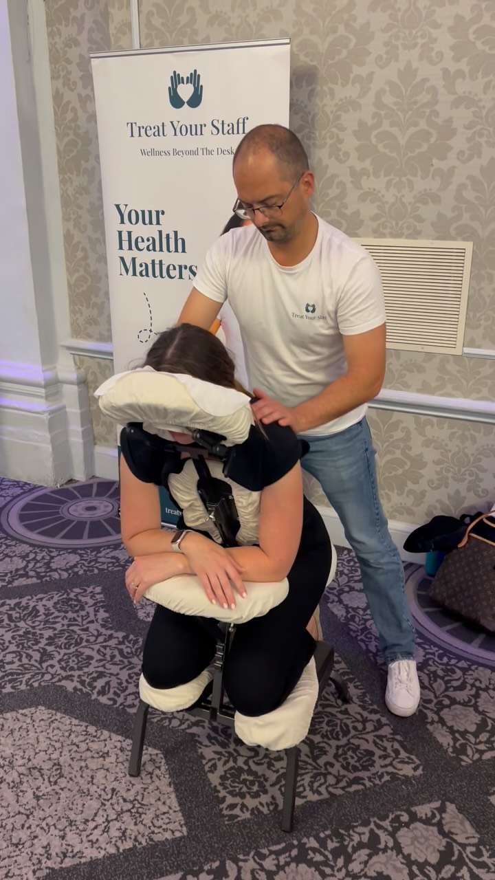 Relaxing #ChairMassages at the PA Life Summit with @palifemag in London. Pleasure to attend as a #wellbeing partner and de-stress busy EAs and PAs. 💚💚💚
#employeewellbeing #workplacewellbeing #corporatewellness #wellbeingatwork #chairmassage #mentalhealthatwork #workplaceculture