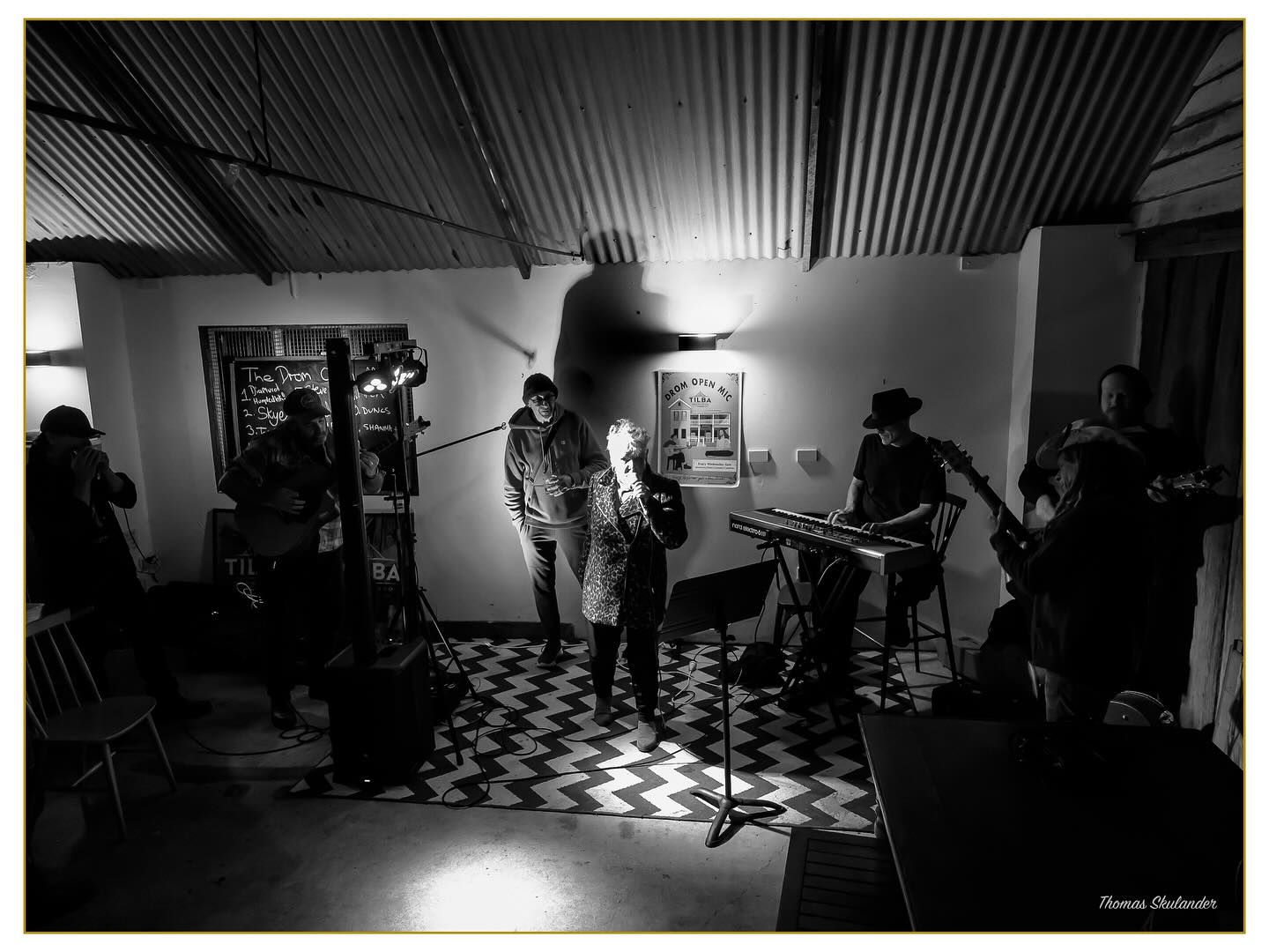 This is what the Drom (and Tilba) is all about. Music, creativity, and community coming together under one roof.
Big thanks to Thomas Skulander for capturing the magic, and to Aaron and Andy for building such a special night for us all.
Nights like these make Tilba feel extra special.⭐️