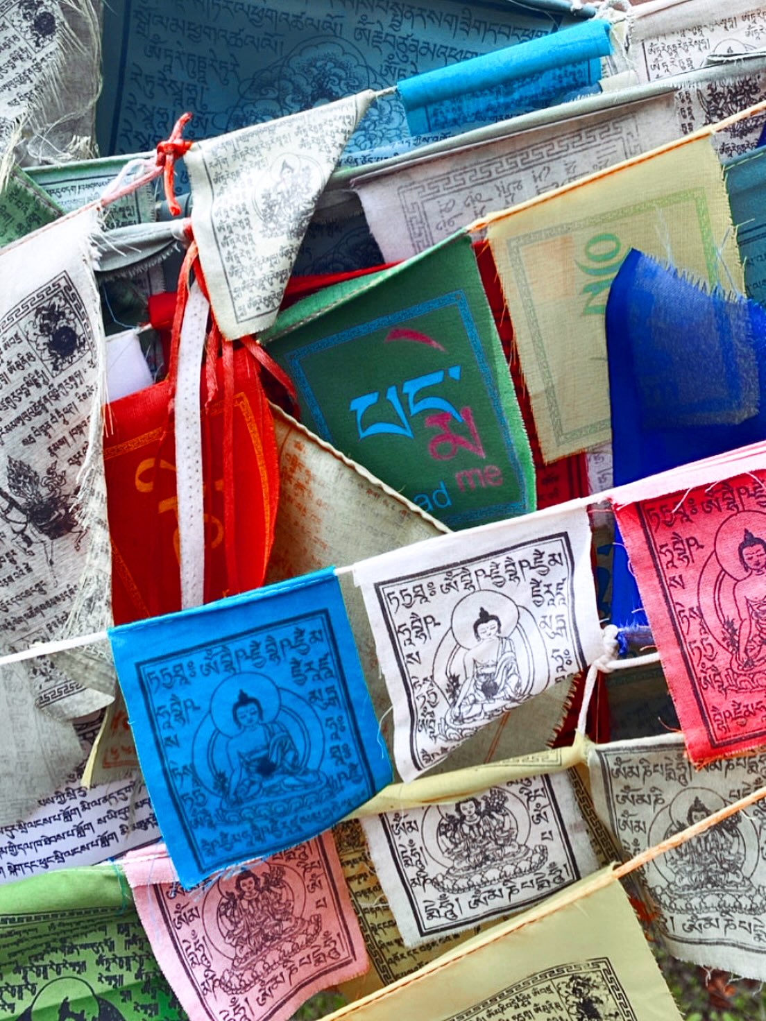 • LA PREMIÈRE FOIS •
C’était la première fois que je revenais sur ce lieu sacré sans l’homme qui me l’avait fait découvrir et avec qui j’y suis allée tant de fois.
Celui avec qui je pensais cheminer jusqu’à la fin de ma vie.
Je lui ai déposé des pensées à travers ces couleurs et le vent a fait danser les tissus pour lui envoyer..
J’espère qu’il les a reçues.
Des pensées de paix et de gratitude pour tout ce qu’il a été et sera toujours pour moi.
Dans ce lieu, aujourd’hui, j’ai aussi reconstruit des souvenirs heureux.
Mon fils dansait au son du tambour et des chants tibétains.
Comme si nous étions partis en voyage à l’autre bout du monde.
J’aime voir son coeur grand ouvert et sans aucun jugement.
J’aime voir son corps libre de sauter, courir, danser, téter, appeler « maman » de sa jolie voix.
J’aime voir les sourires déposés dans ses yeux par ceux qui croisent son chemin.
🙏🏼
Merci