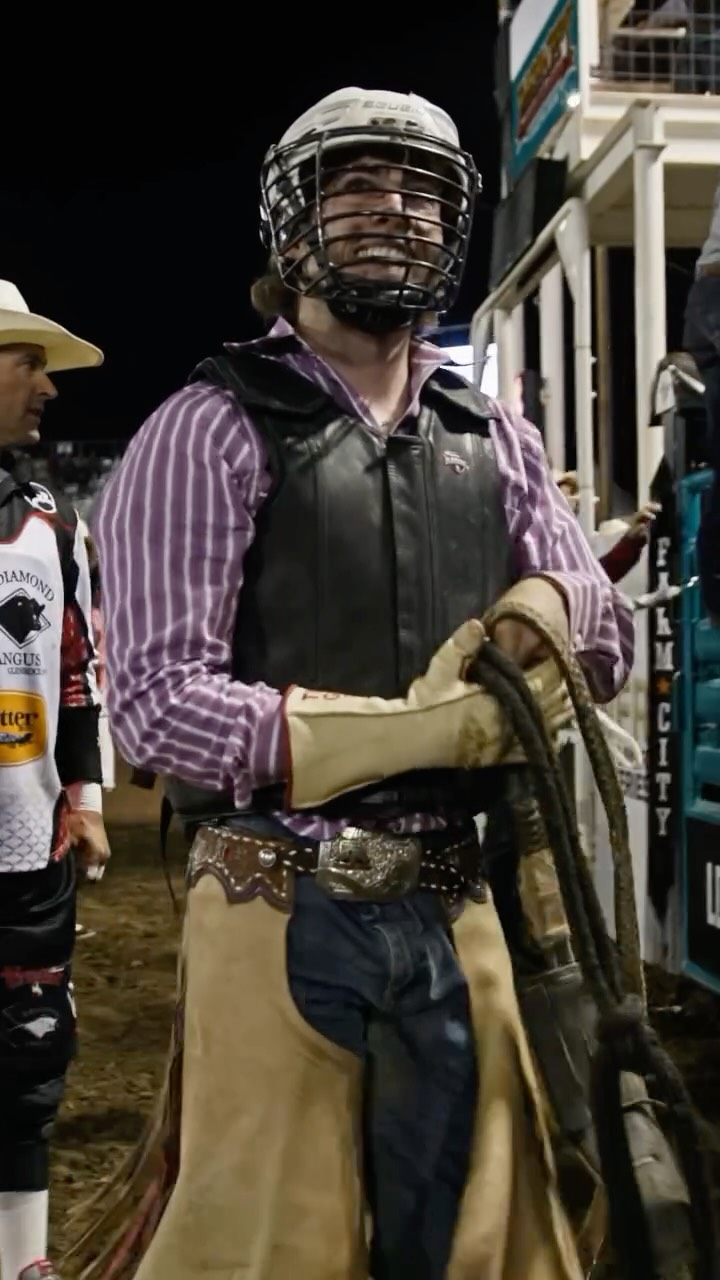 Rawley Johnson closed out the final performance of the Farm-City Pro Rodeo in style—posting an 89.5-point ride on Corey & Lange Rodeo’s Stand By Me to take the top spot on the leaderboard. At just 22, he’s chasing his first NFR qualification as the season heads into its final stretch. 🐎🔥
.
#farmcityprorodeo #doublethemoneydoublethelegacy #prca #hermistonor #umatillacounty #rodeoaction
