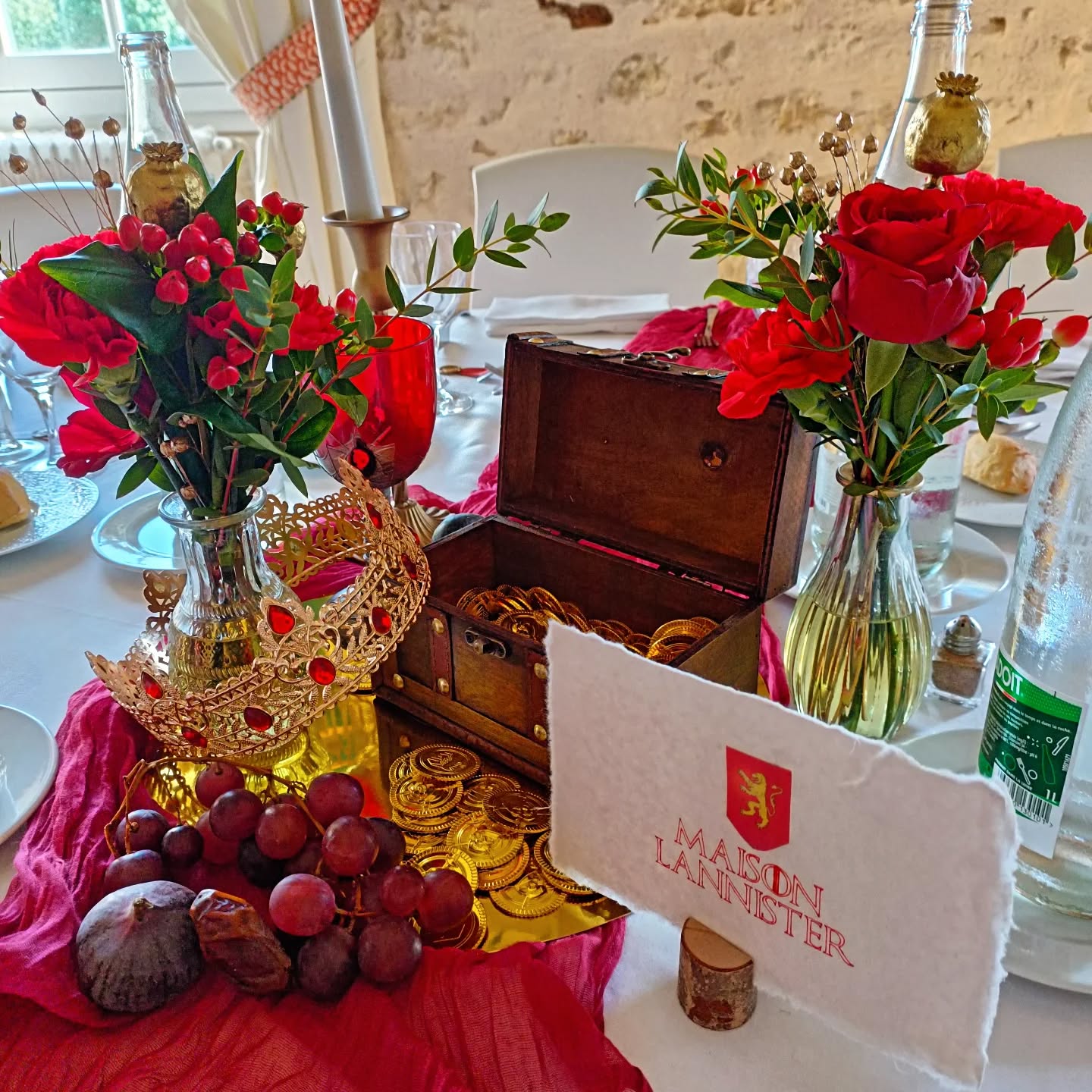 Mariage Game of Thrones au château de Périgny ⚔️! Un énorme kiff pour les Mariés dont tous les invités ont joué le jeu et un énorme plaisir pour moi, en tant que fan, de décorer leur mariage ❤️.
Magnifiques compositions florales par @latelierdecamille.fleurs
#gameofthones #got #weddingdesigner #wedding #mariage #mariagegameofthrones #thelittlefactory86 #mariagedecoration #mariageinspiration