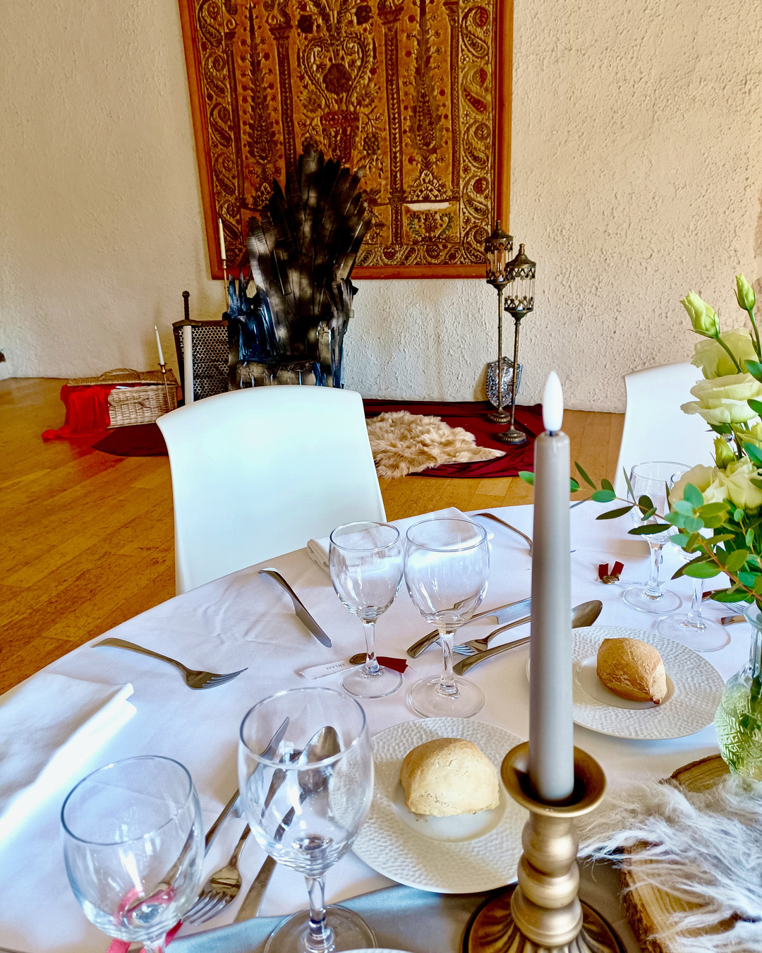 Une décoration majestueuse pour un mariage médiéval inoubliable au Château de Périgny. Préparez-vous à plonger dans l'univers de Game Of Thrones. 🌹⚔️ #Mariage #GameOfThrones #Château #Périgny #Fleurs #Medieval #GOT
Link in Bio